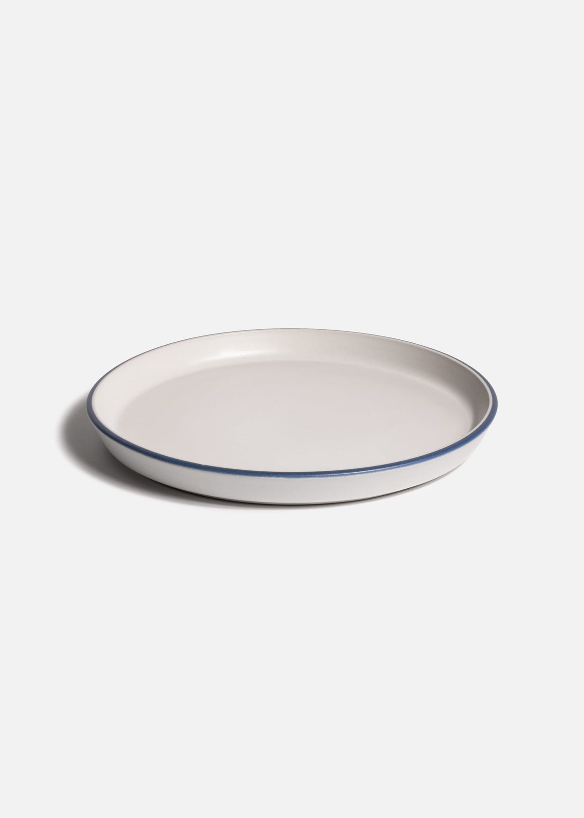 Plato trinche con borde elevado de cerámica blanco con filo azul Ø 24 cm — imagen de producto