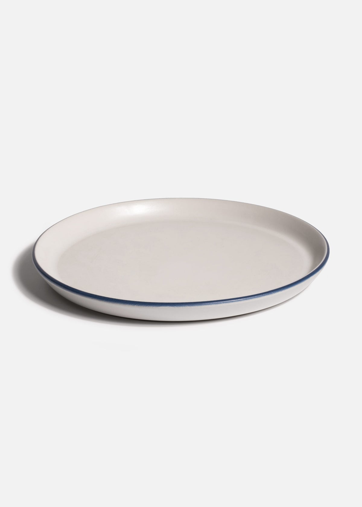 Plato trinche con borde elevado de cerámica blanco con filo azul Alaska Ø 27 cm — imagen de producto
