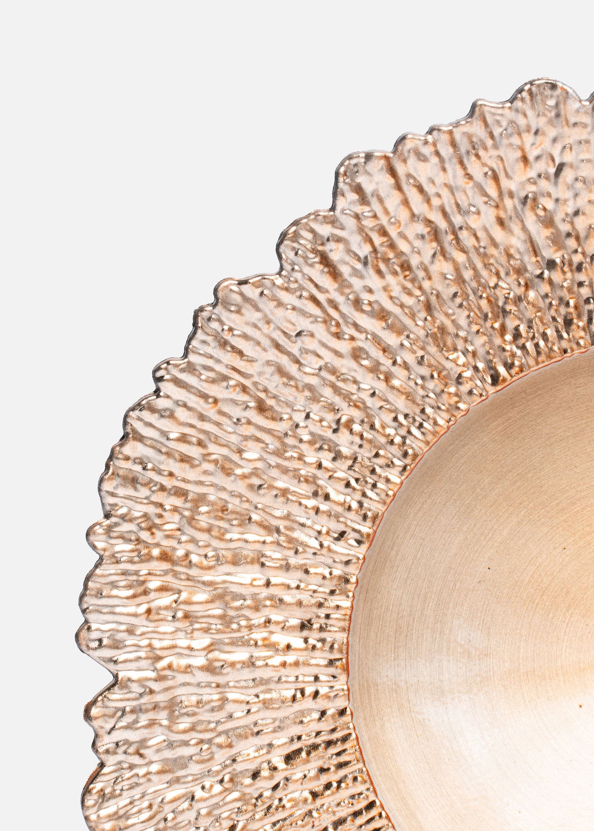 Bajo plato dorado de plástico Amapola 33 cm — imagen de producto