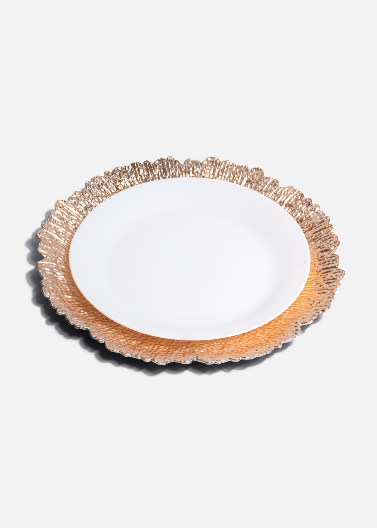 Bajo plato dorado de plástico Amapola 33 cm — imagen de producto