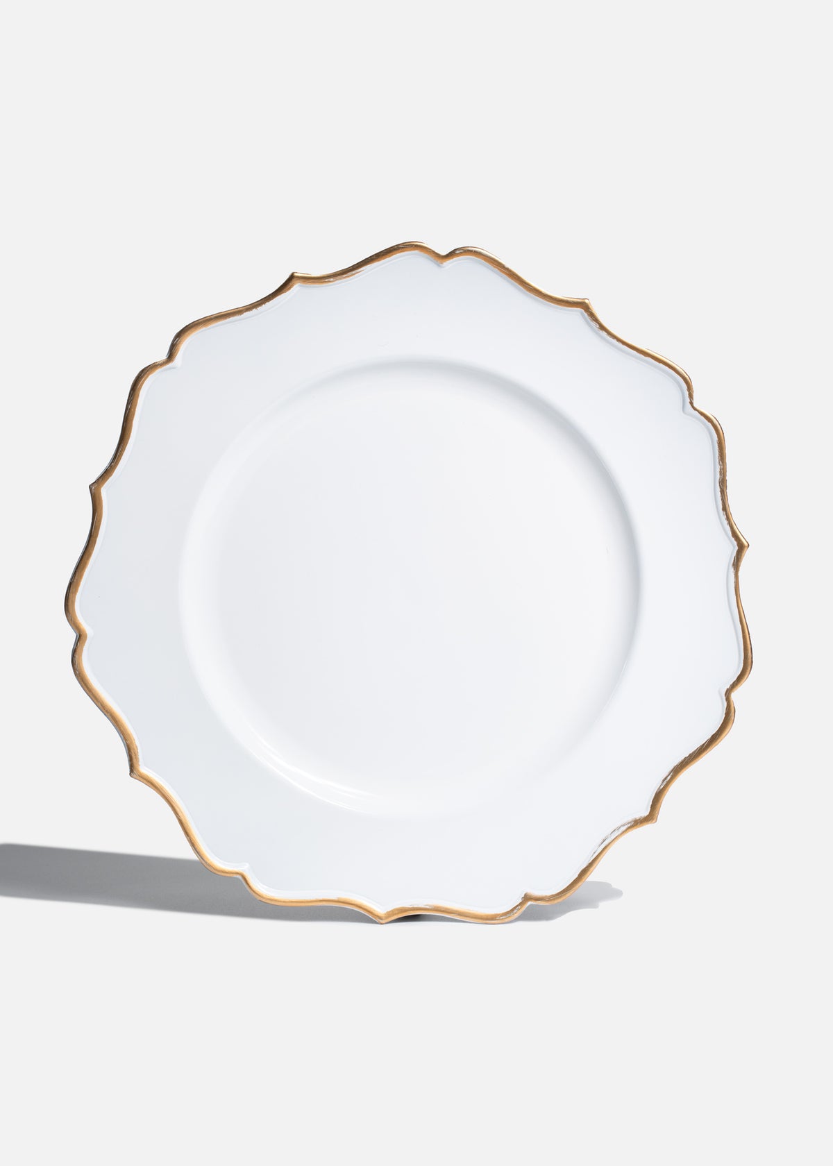 Bajo plato de plástico blanco y dorado Madame 33 cm — imagen de producto