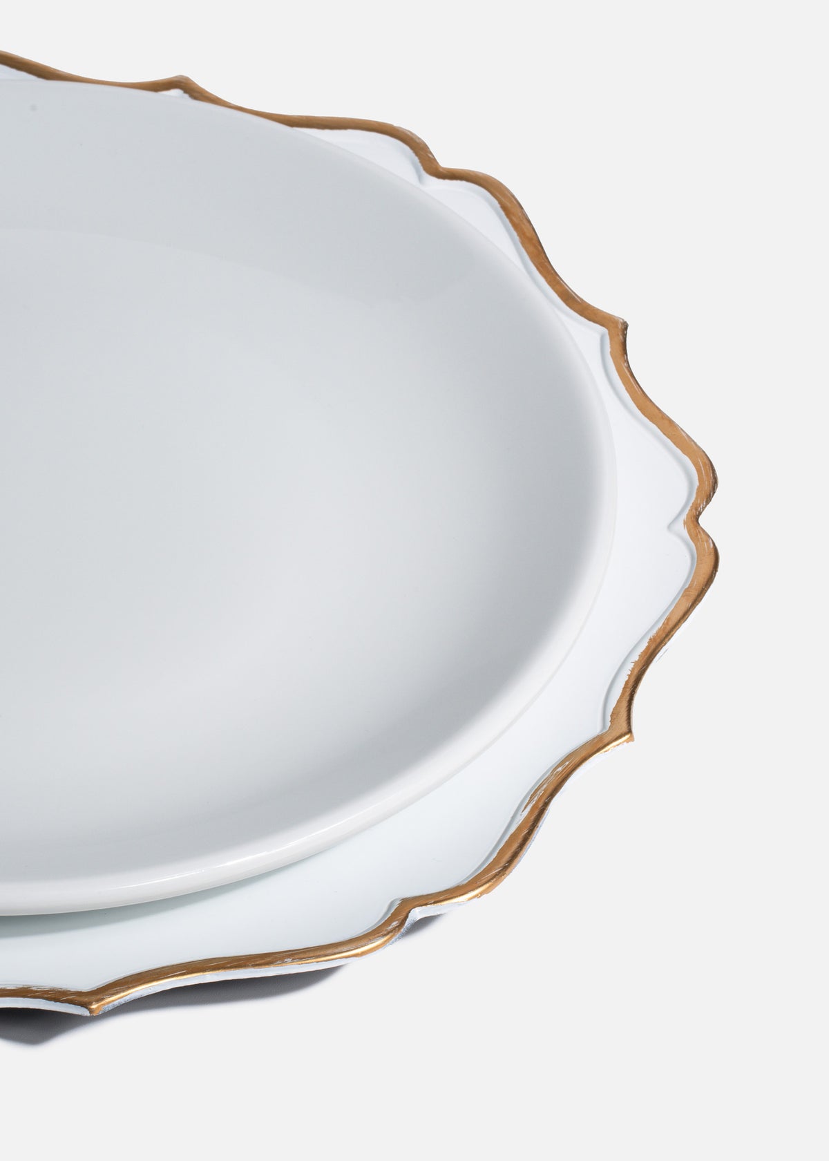 Bajo plato de plástico blanco y dorado Madame 33 cm — imagen de producto