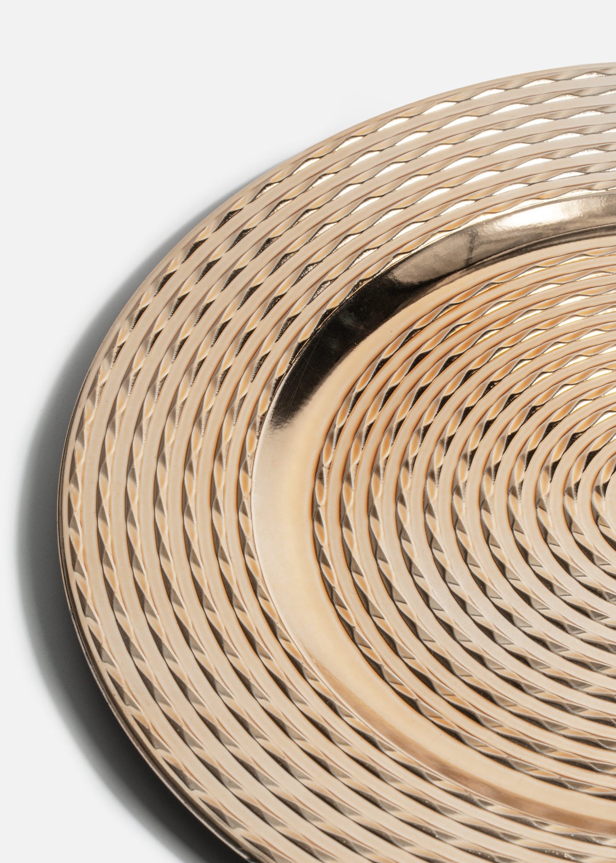Plato base de plástico dorado Líneas 33 cm — imagen de producto