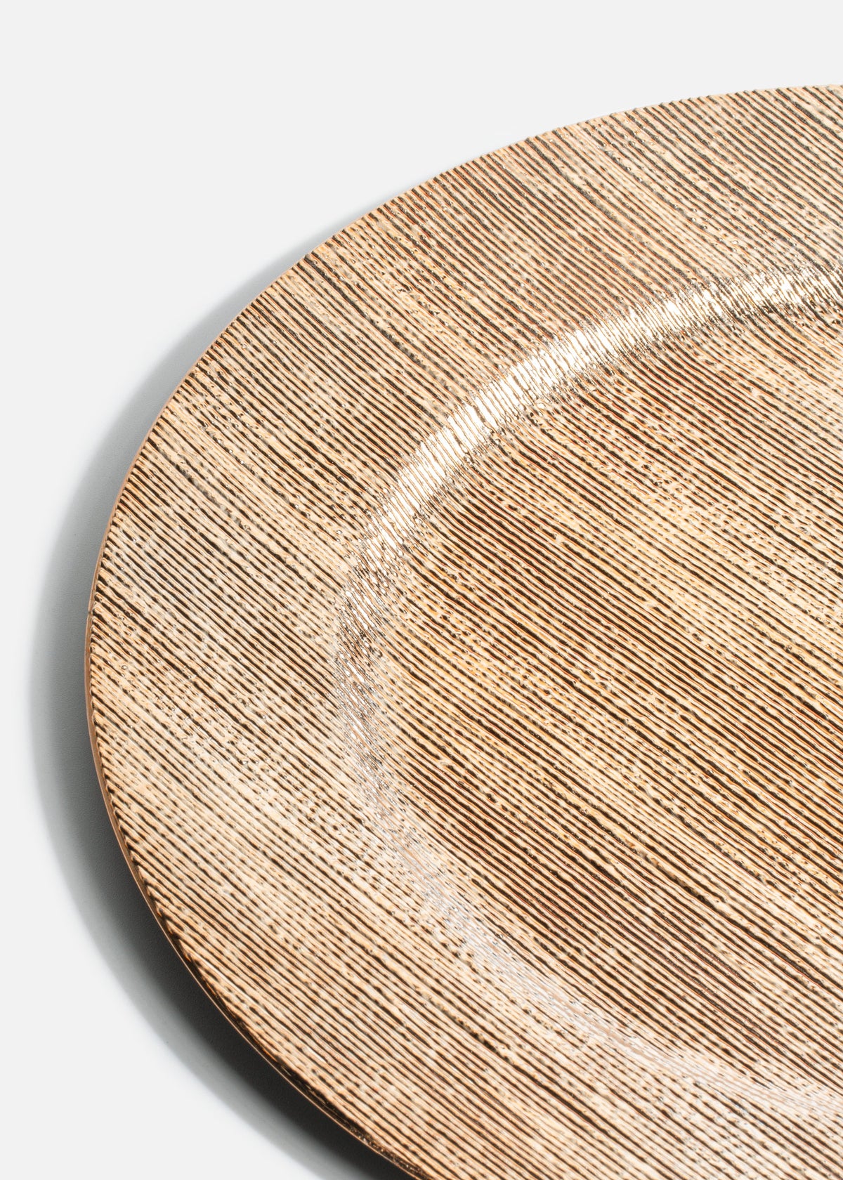 Plato base de plástico dorado de rayas Oris 33 cm — imagen de producto