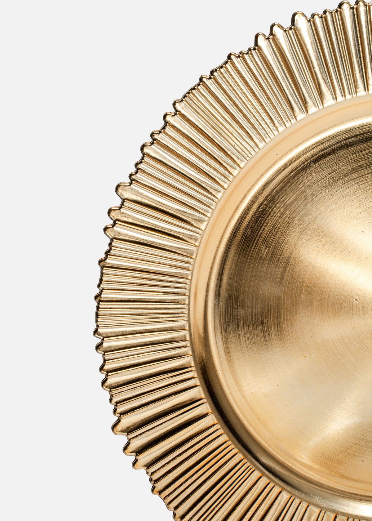 Bajo plato de plástico dorado Sun 33 cm — imagen de producto