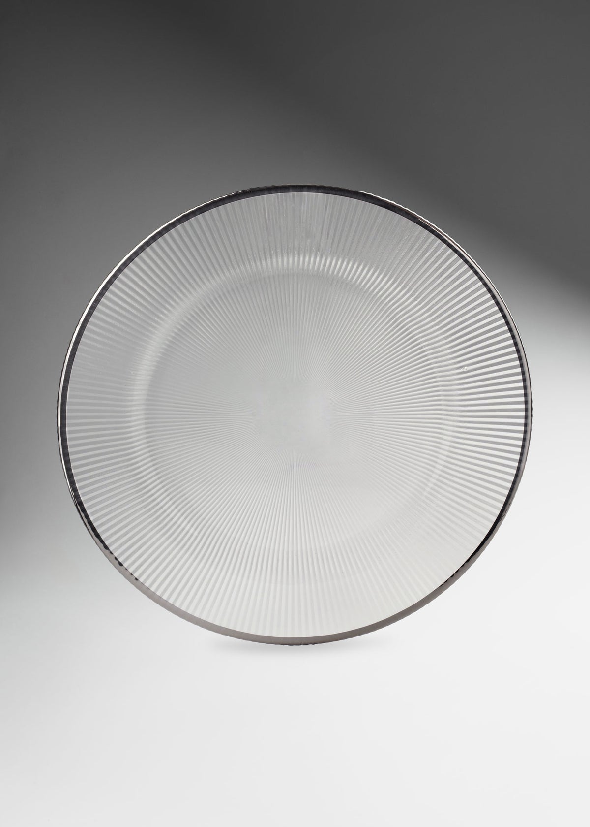Plato base de vidrio transparente con filo plata y rayas Edge 32.5 cm — imagen de producto