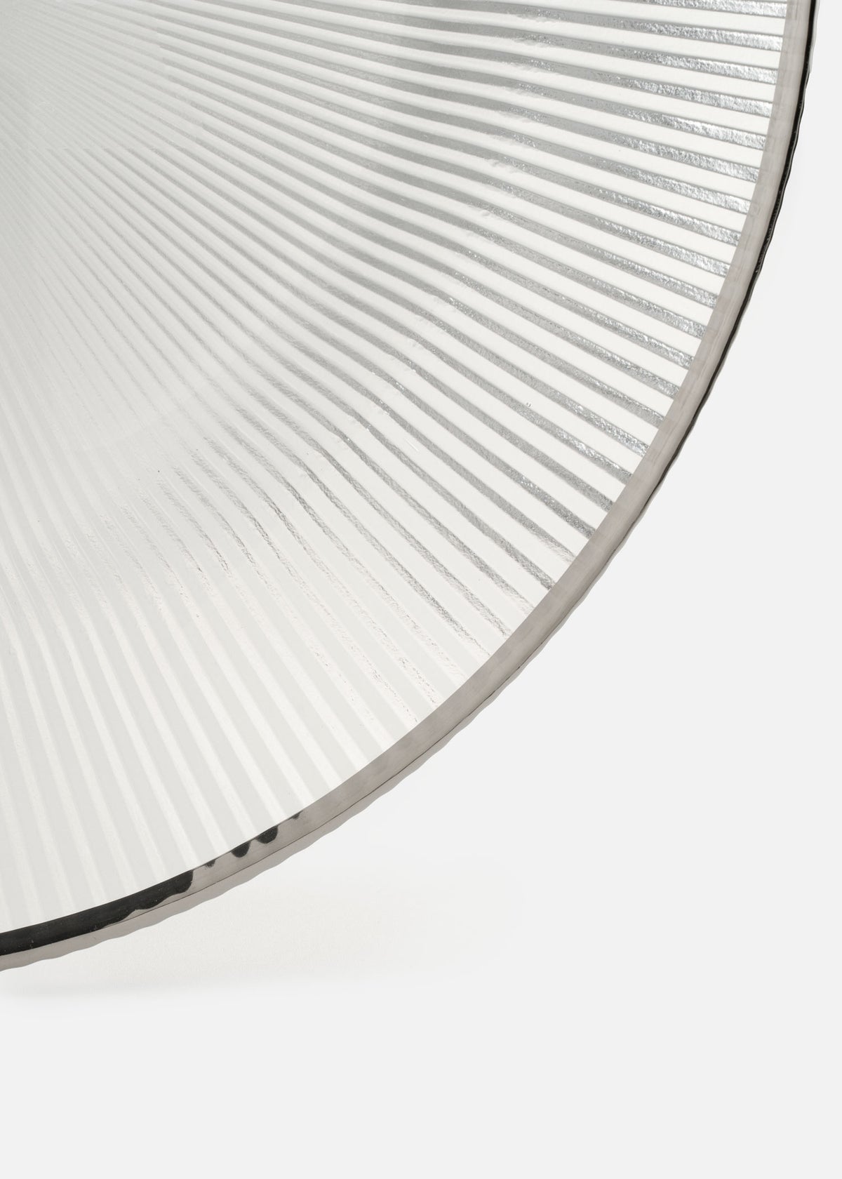 Plato base de vidrio transparente con filo plata y rayas Edge 32.5 cm — imagen de producto