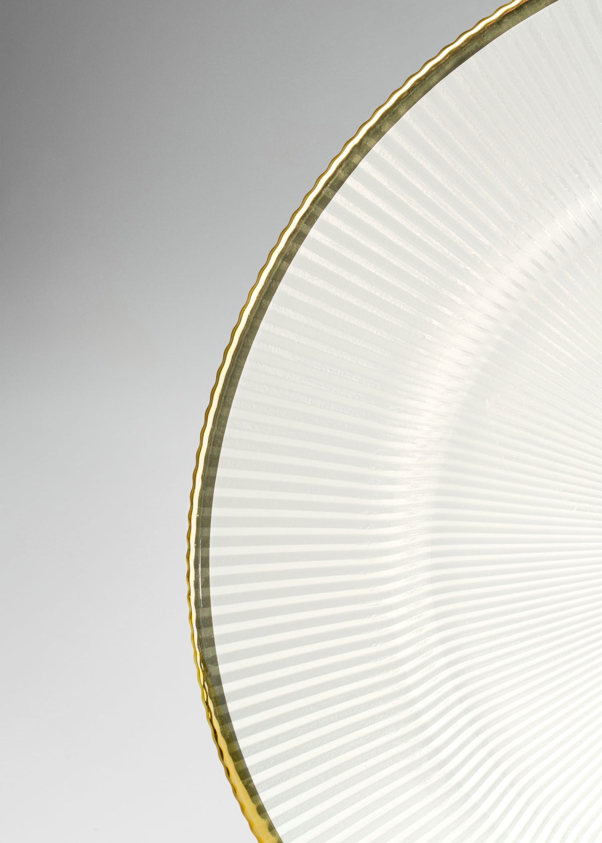Plato base de vidrio transparente con filo dorado y rayas Evo 32.5 cm — imagen de producto