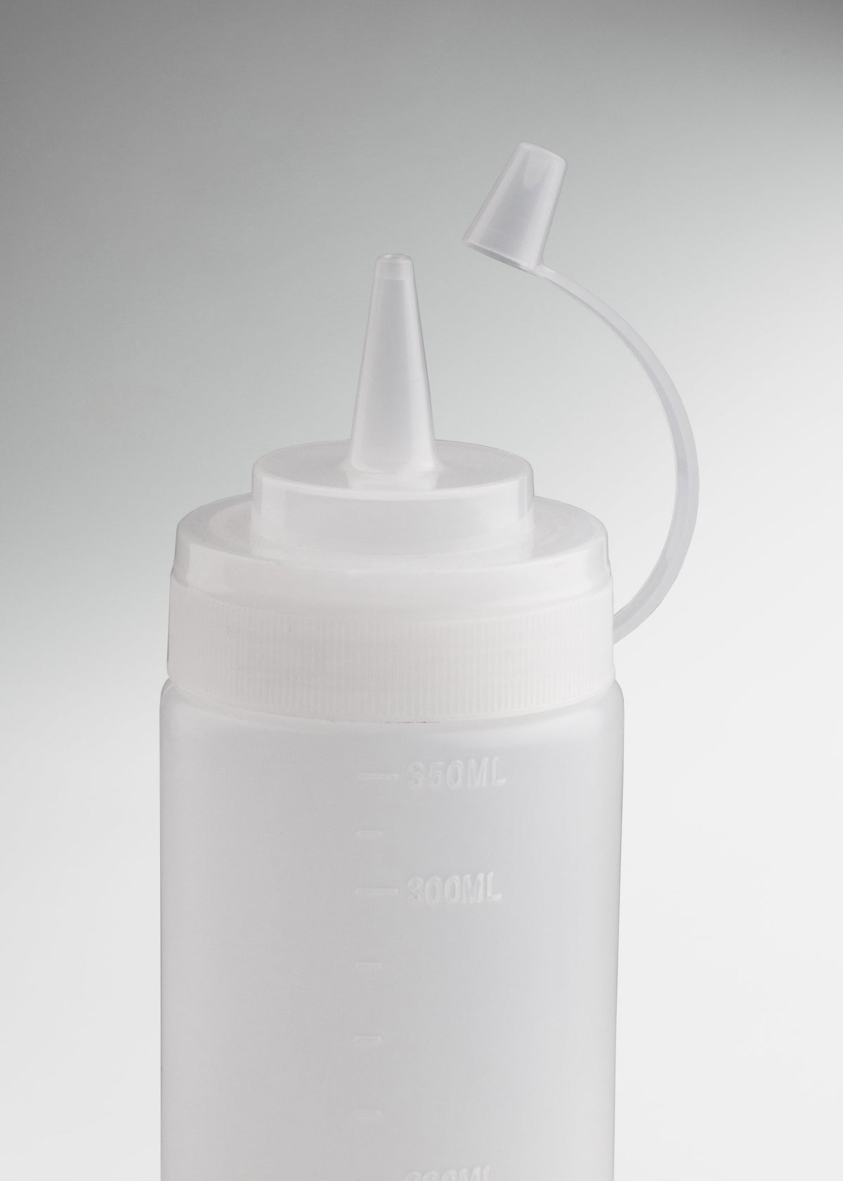 Uso profesional de Botella dispensadora de plástico (polietileno) transparente 12 oz en restaurantes, taquerias, pizzerias, food trucks y cocinas profesionales