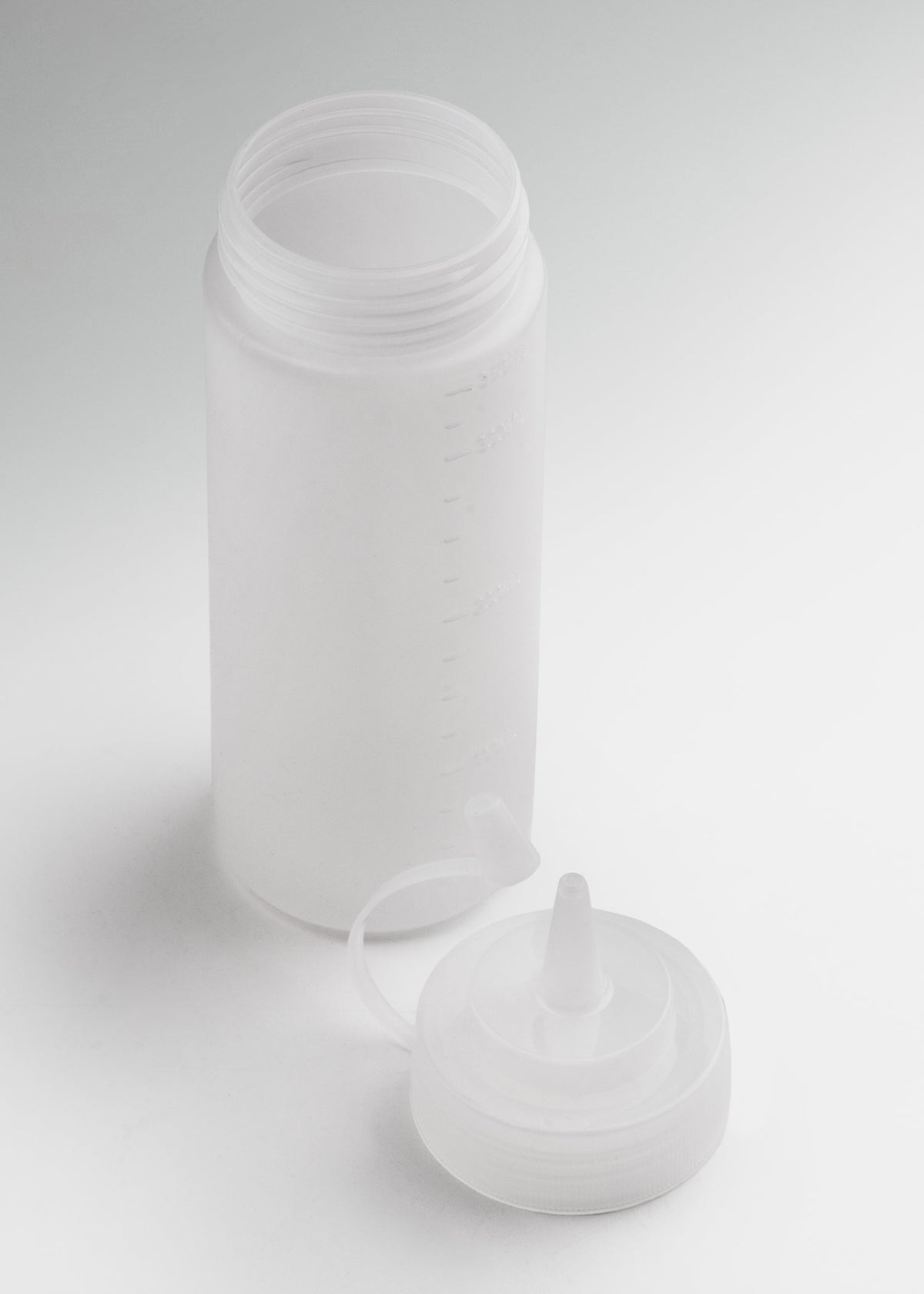 Uso profesional de Botella dispensadora de plástico (polietileno) transparente 12 oz en restaurantes, taquerias, pizzerias, food trucks y cocinas profesionales