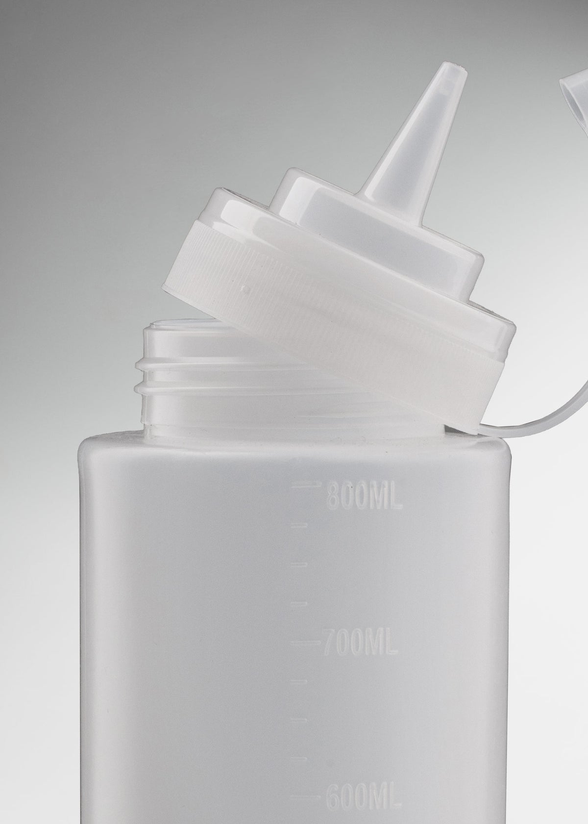 Uso profesional de Botella dispensadora de plástico (polietileno) transparente 32 oz en restaurantes, taquerias, pizzerias, food trucks y cocinas profesionales