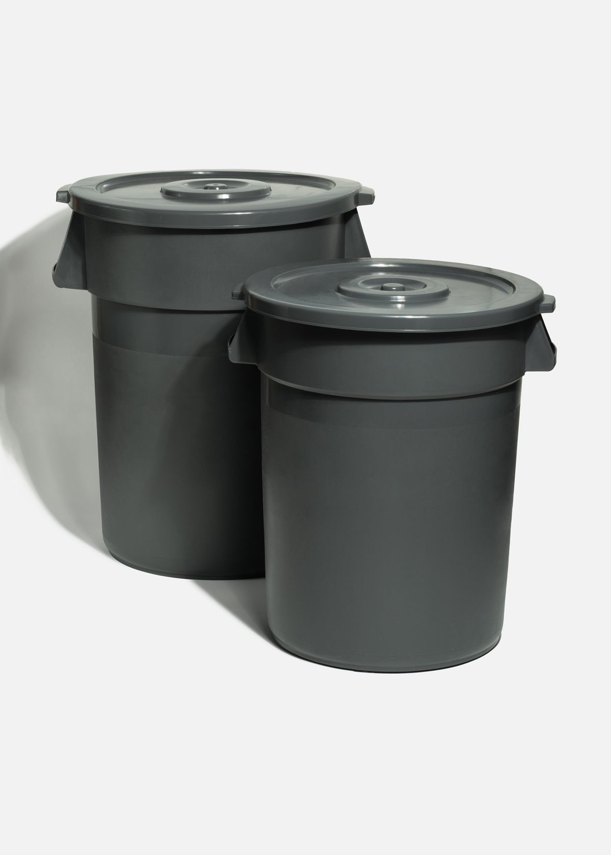 Botes de basura con tapa de plástico gris calidad Rubbermaid 168 y 128 L — imagen de producto