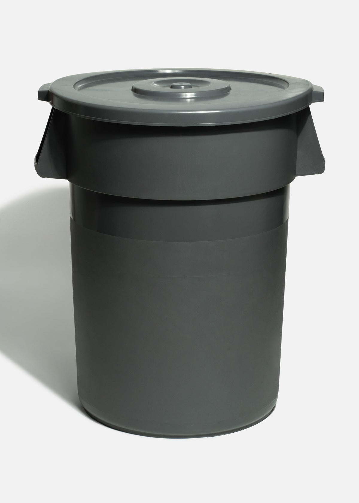 Botes de basura con tapa de plástico gris calidad Rubbermaid 168 y 128 L — imagen de producto