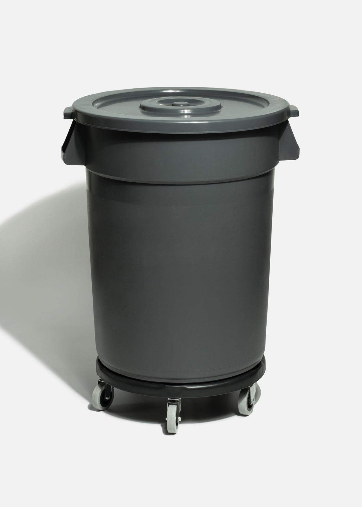 Botes de basura con tapa de plástico gris calidad Rubbermaid 168 y 128 L — imagen de producto