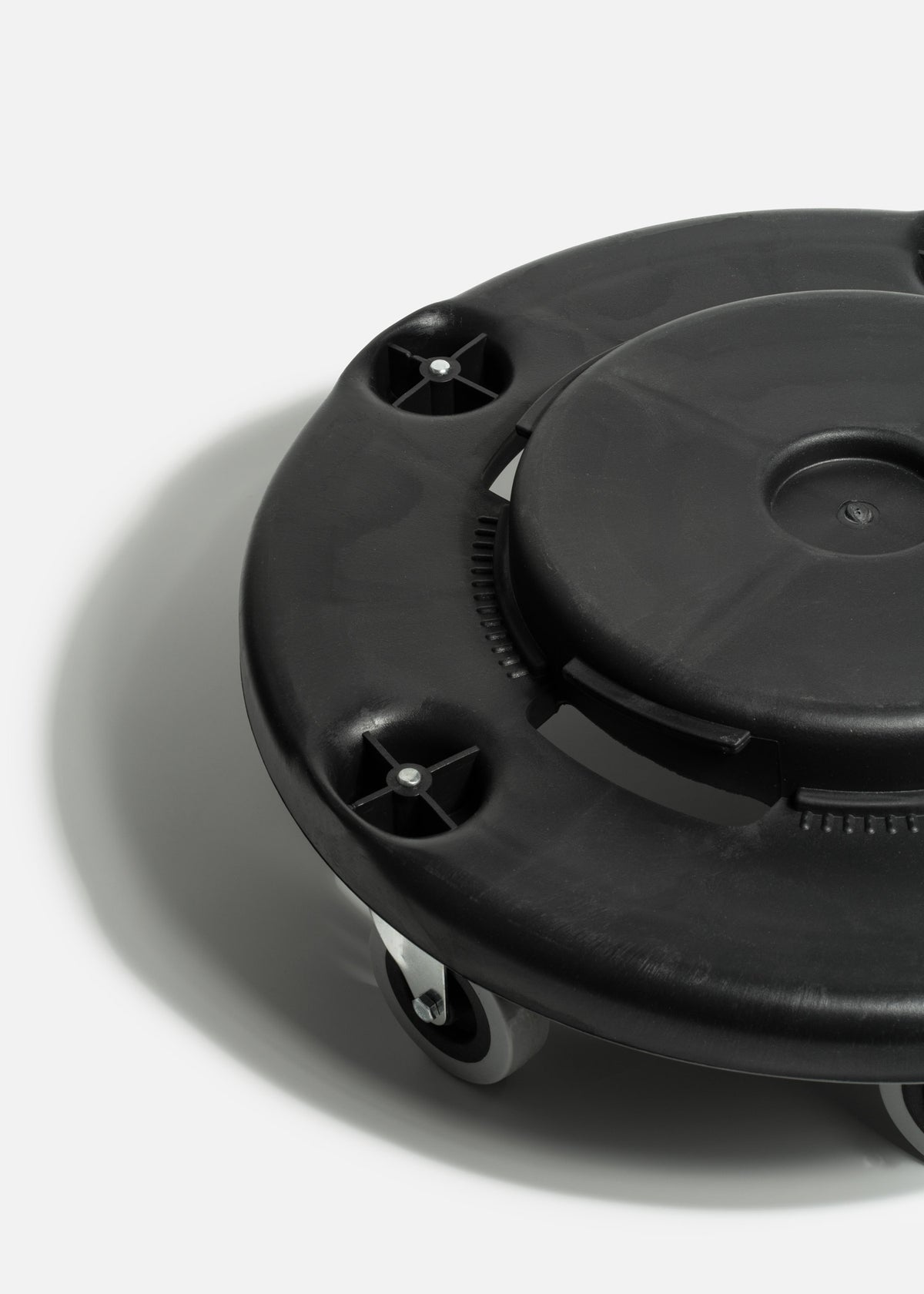 Botes de basura con tapa de plástico gris calidad Rubbermaid 168 y 128 L — imagen de producto