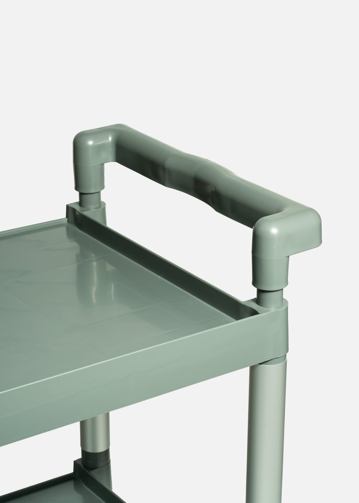 Carro de servicio plástico de tres niveles gris calidad Rubbermaid — imagen de producto