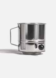 Cernidor para harina con manija de acero inoxidable plata con capacidad de 8 tazas / 2 L — imagen de producto