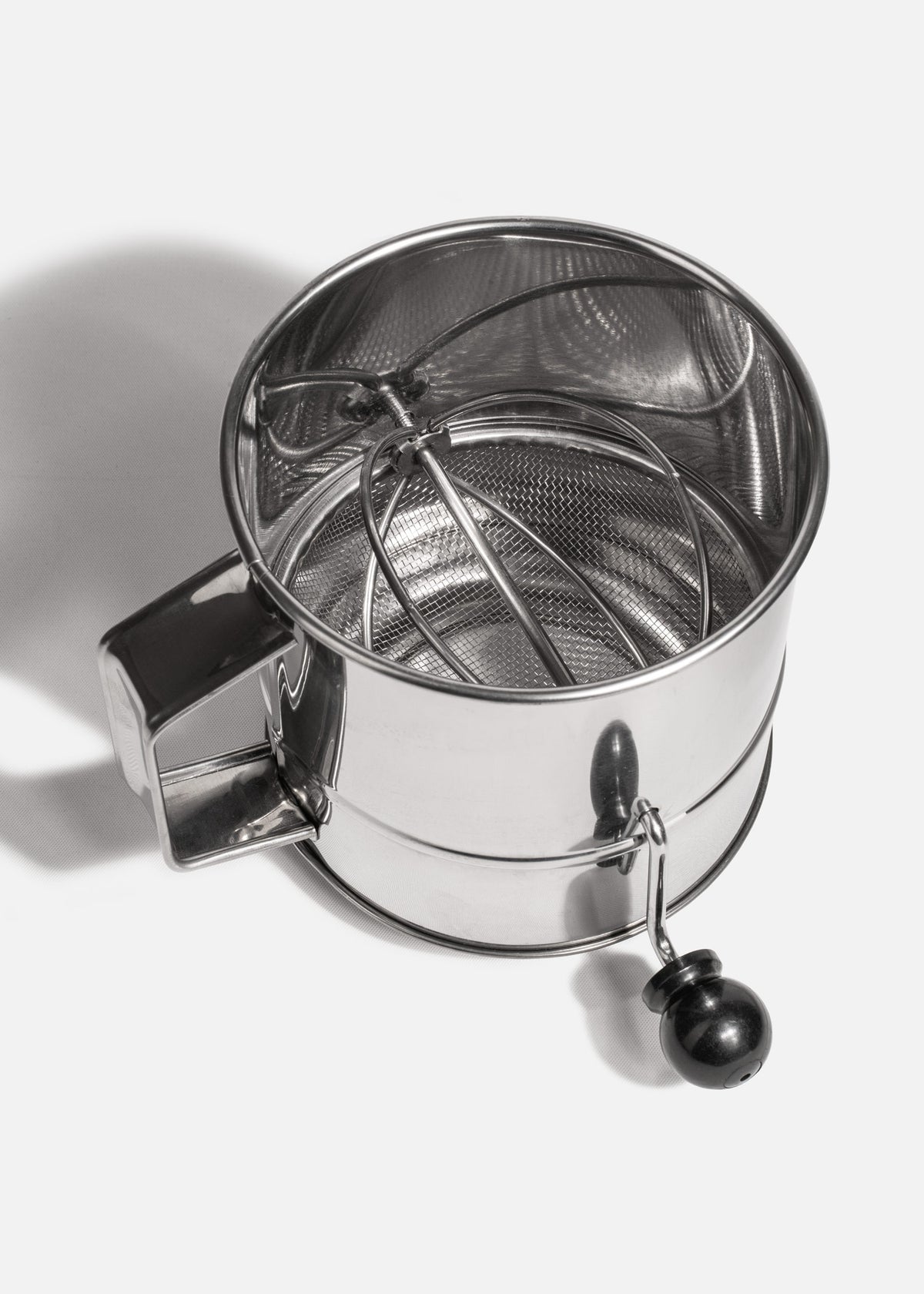 Cernidor para harina con manija de acero inoxidable plata con capacidad de 8 tazas / 2 L — imagen de producto