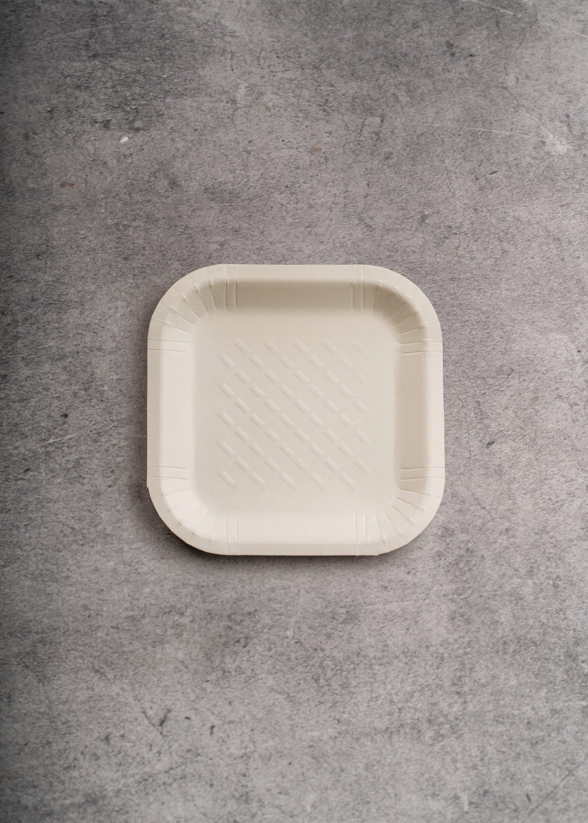 Plato desechable cuadrado de papel blanco (No. 3) ideal para postres, snacks y eventos. Alto 1 cm, largo 14.2 cm, ancho 14.2 cm — imagen de producto
