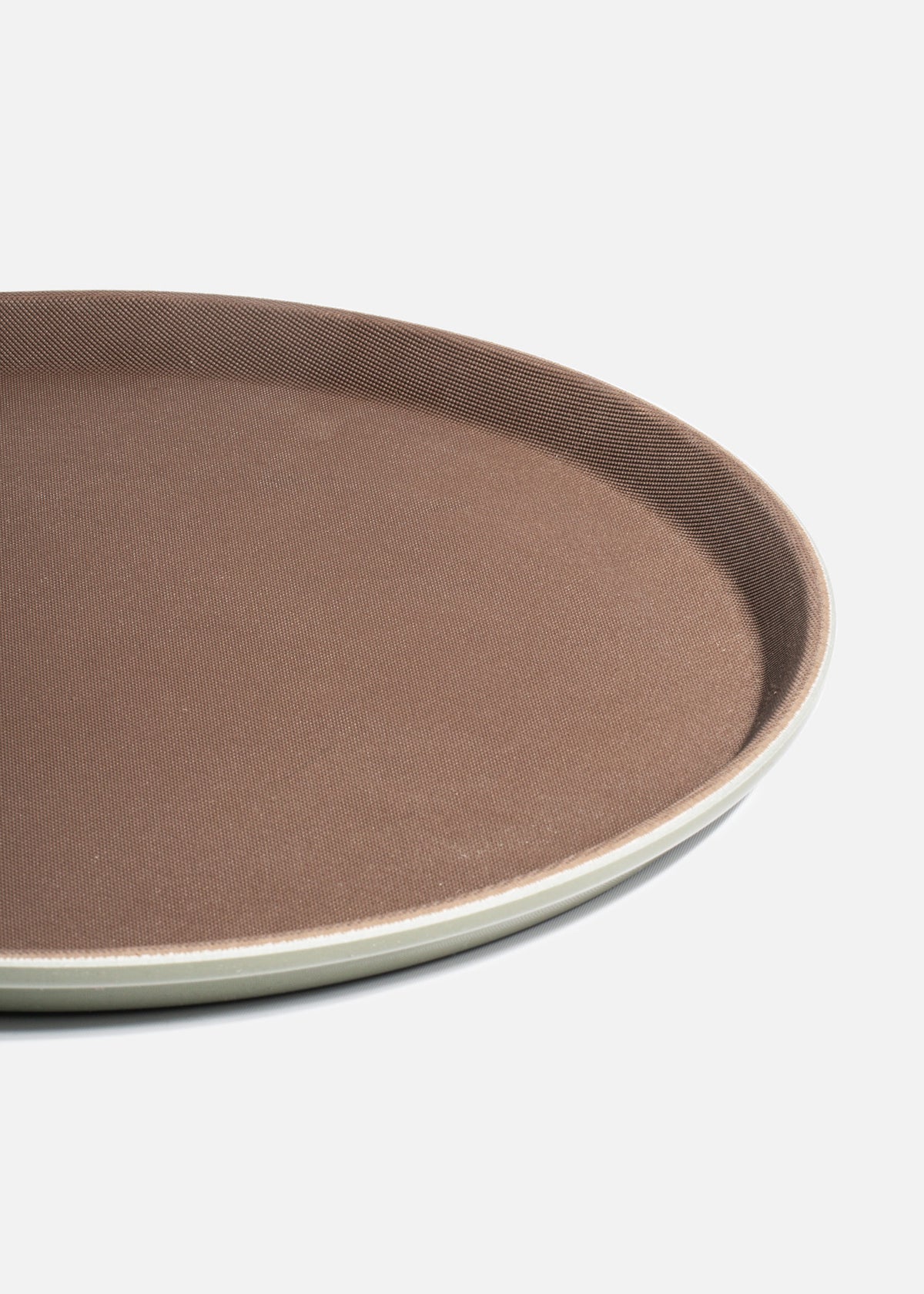 Charola para mesero de plástico café redonda con antideslizante NSF 35.5 cm — imagen de producto