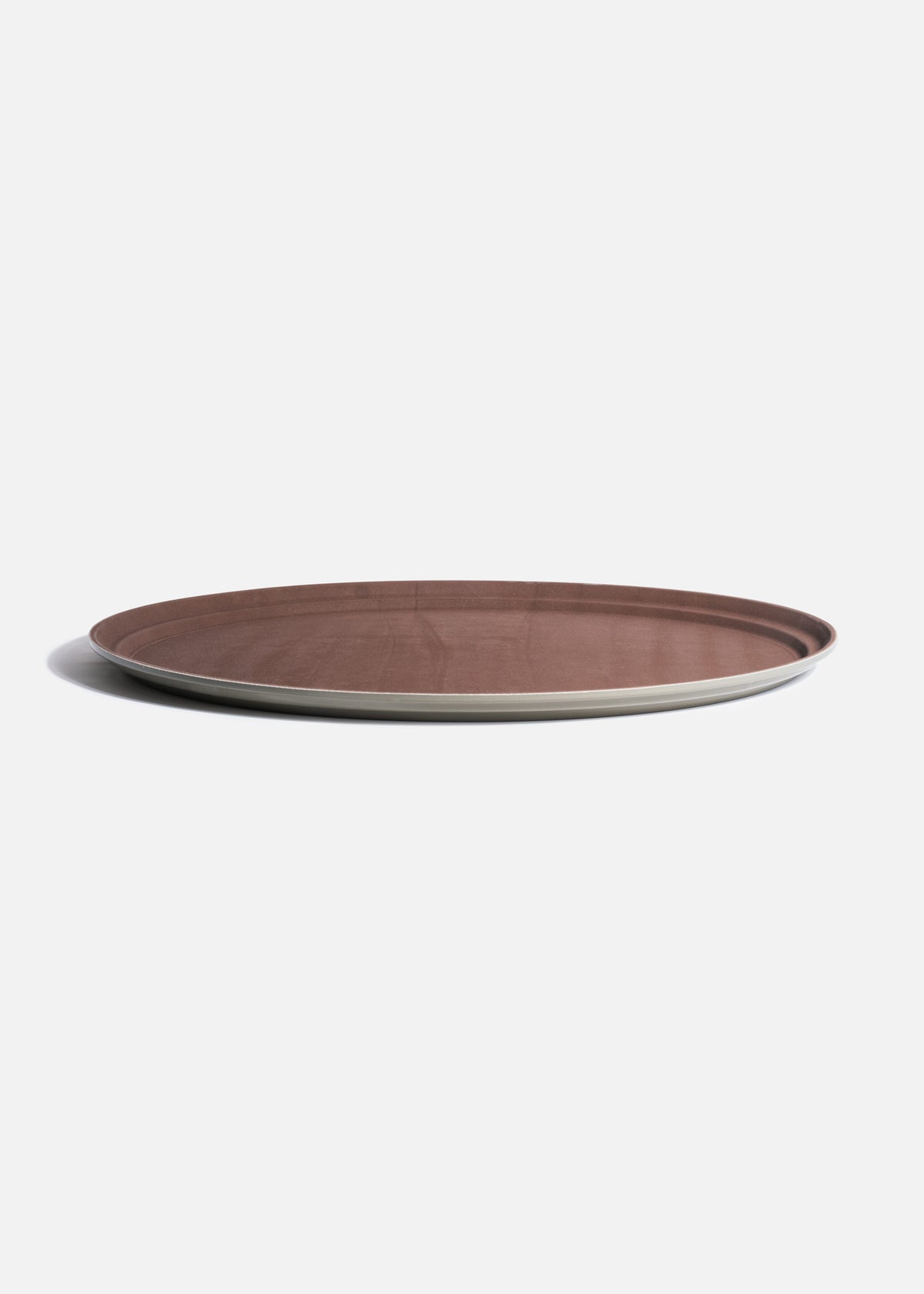 Charola para mesero ovalada de plástico café antideslizante 56x68 cm — imagen de producto