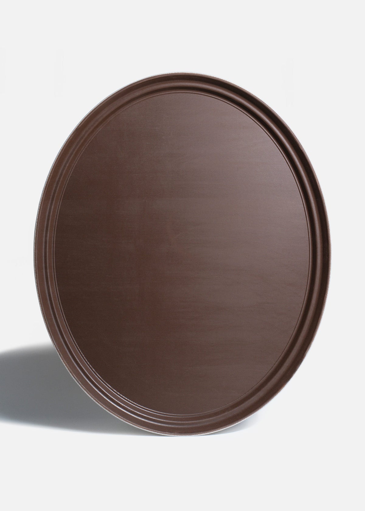 Charola para mesero ovalada de plástico con antideslizante café Carry NSF 56x68.5 cm — imagen de producto