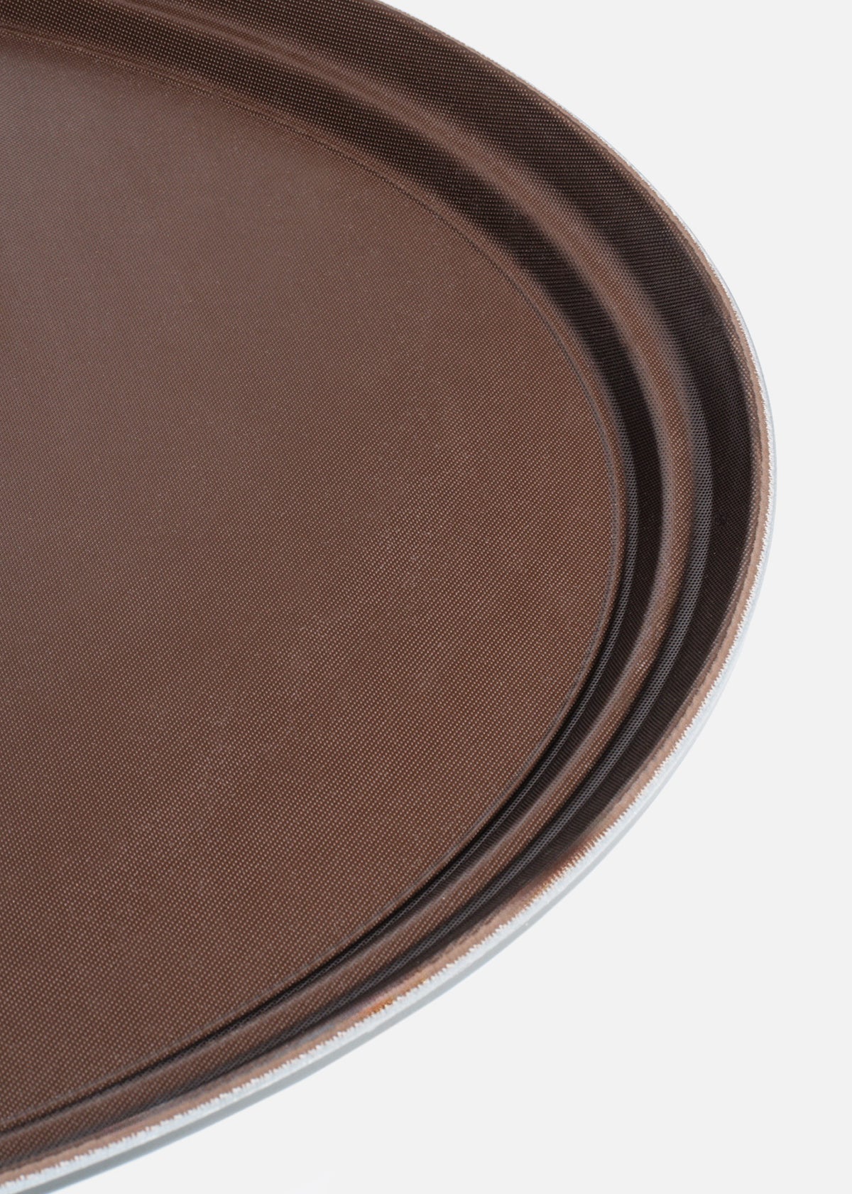 Charola para mesero ovalada de plástico con antideslizante café Carry NSF 56x68.5 cm — imagen de producto