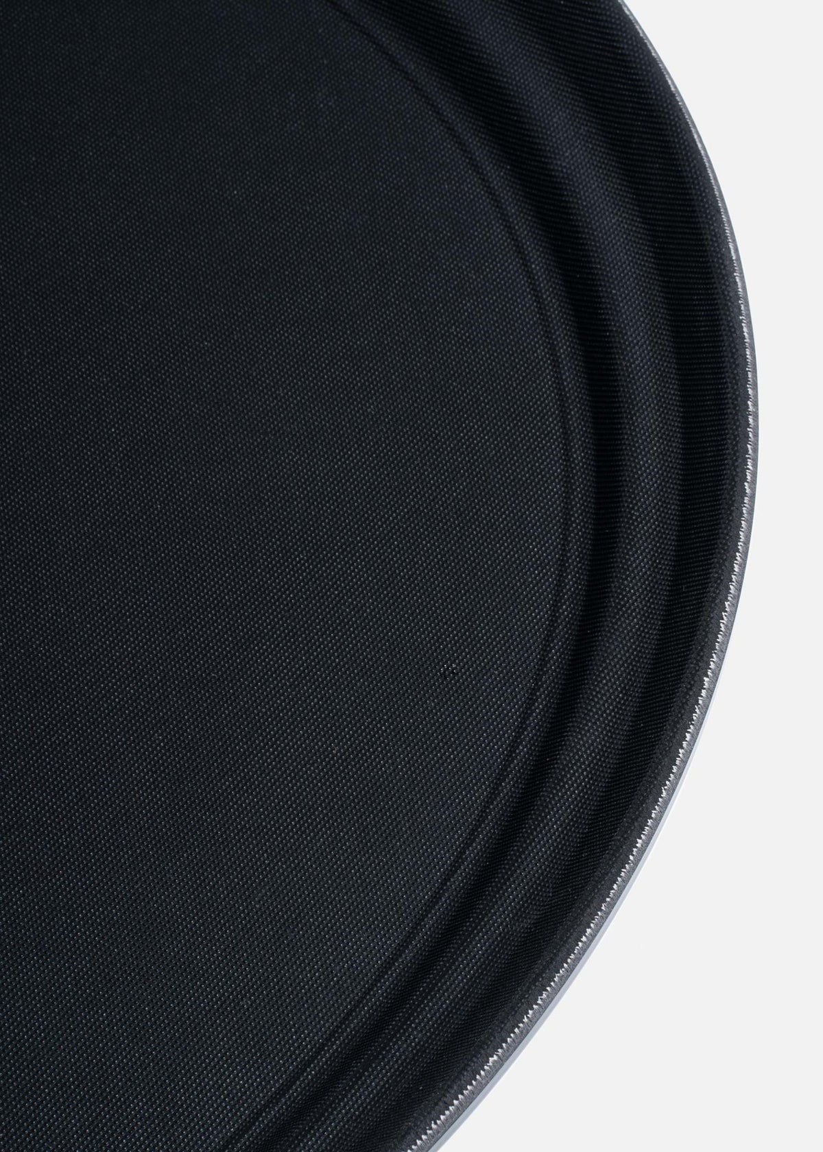 Charola para mesero ovalada de plástico negro con antideslizante Oval Grip 56x68.5 cm. Premium — imagen de producto