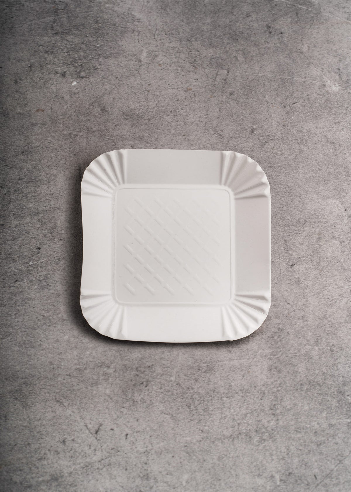 Charola desechable de papel blanco resistente para alimentos ideal para snacks y comida rápida. Alto 1.5 cm, largo 16 cm, ancho 16 cm — imagen de producto