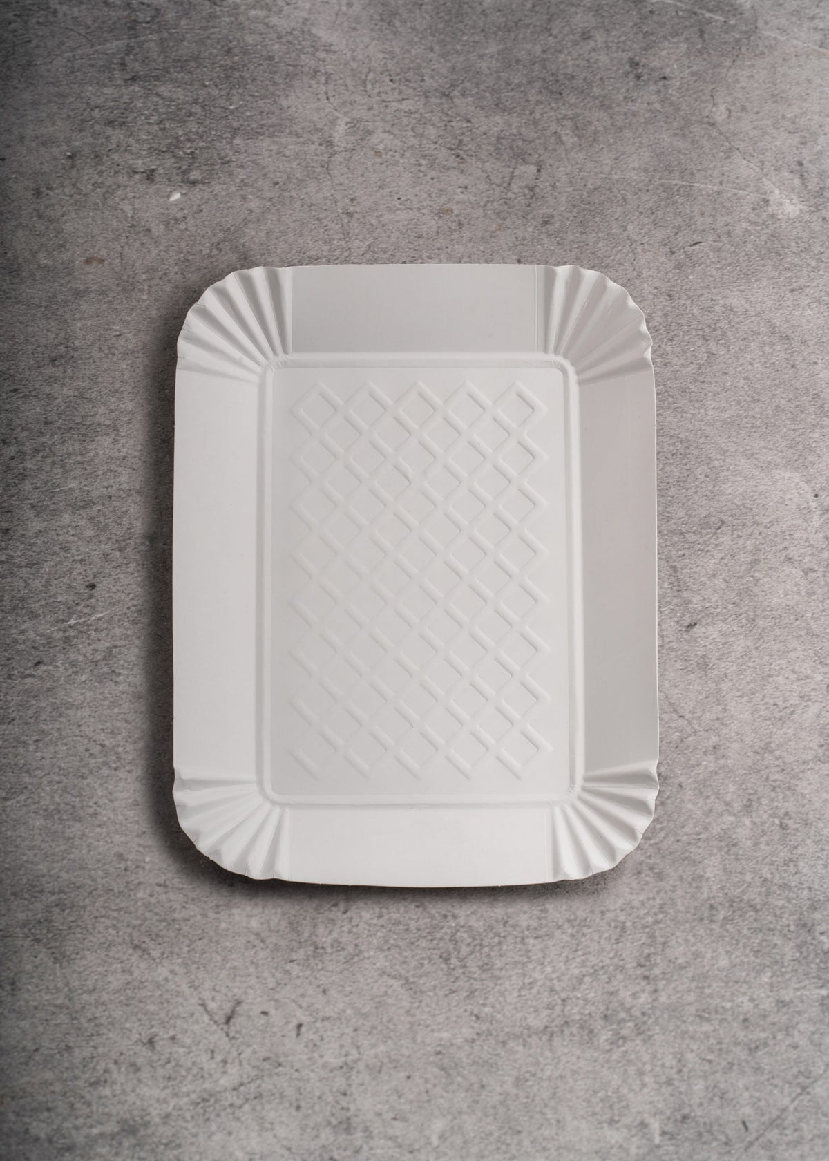 Charola desechable de papel blanco resistente para comida y eventos. Alto 2 cm, largo 22.5 cm, ancho 17.3 cm — imagen de producto