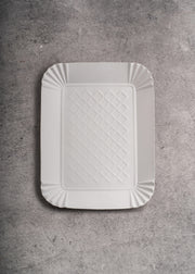 Charola desechable de papel blanco resistente para comida y eventos. Alto 2 cm, largo 22.5 cm, ancho 17.3 cm — imagen de producto