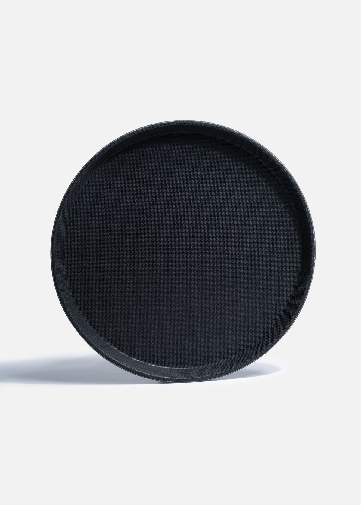 Charola para mesero redonda de plástico con antideslizante negro Safe Serve 35.5 cm. Premium — imagen de producto
