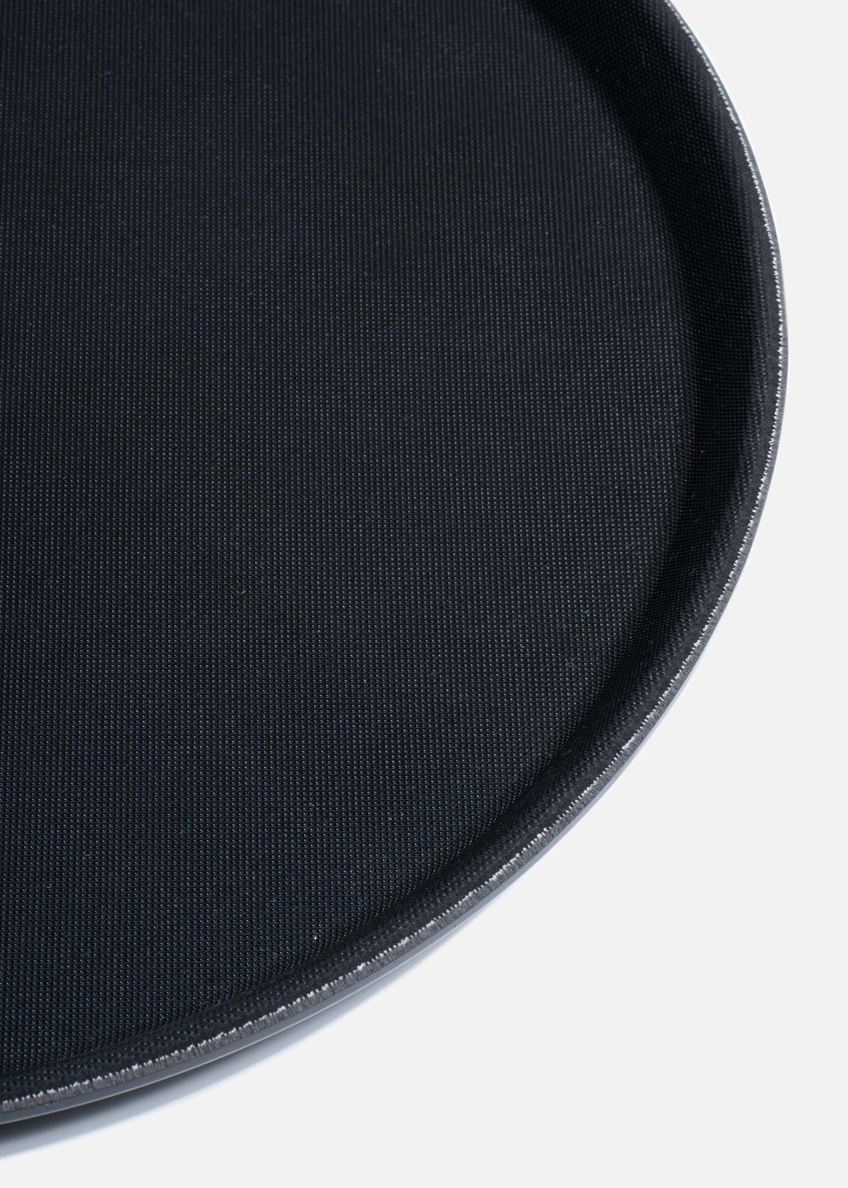 Charola para mesero redonda de plástico con antideslizante negro Safe Serve 35.5 cm. Premium — imagen de producto