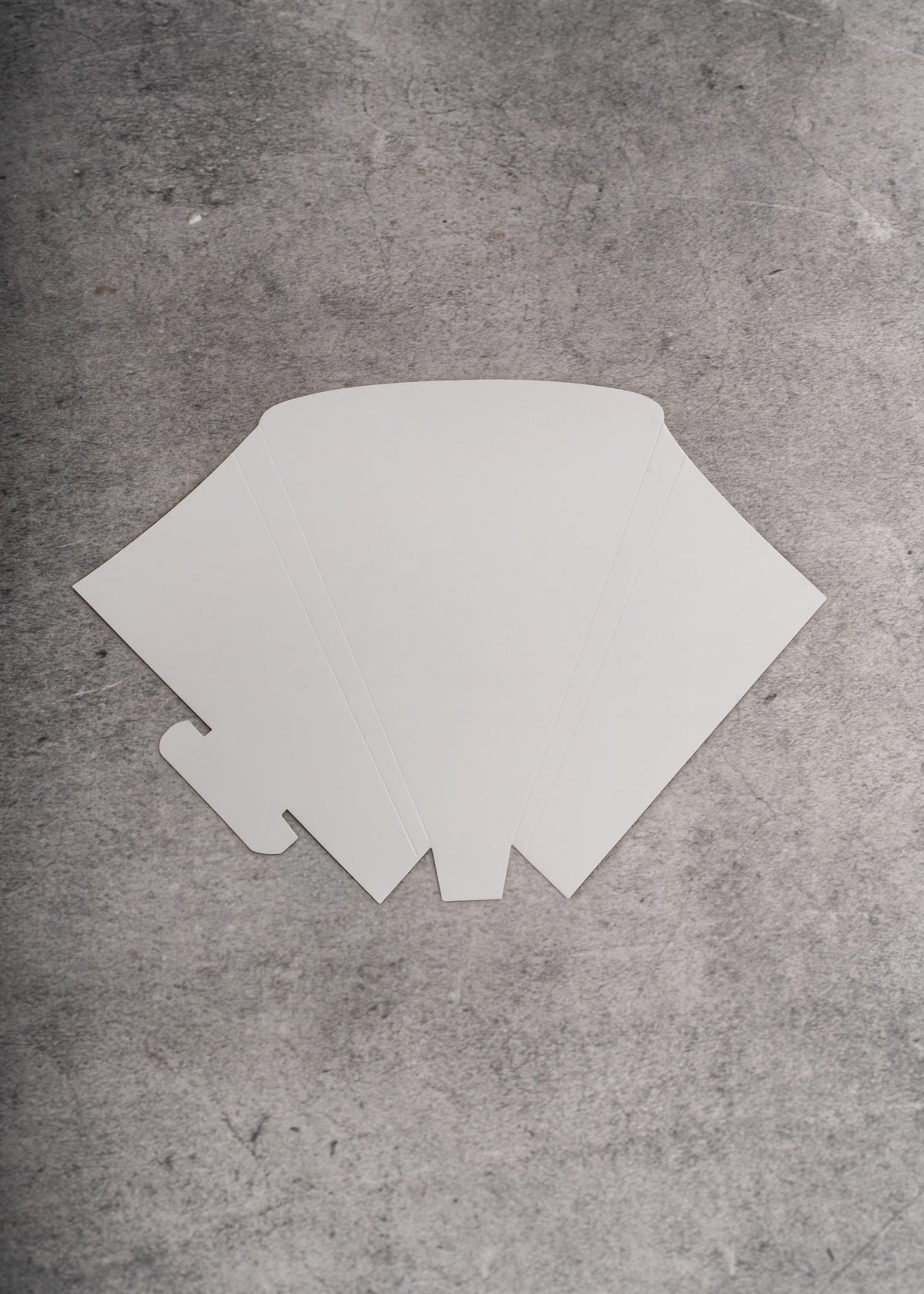 Cono para crepa desechable de papel blanco, porta crepas para llevar. Alto 1.4 cm, largo 23.2 cm, ancho 18 cm — imagen de producto
