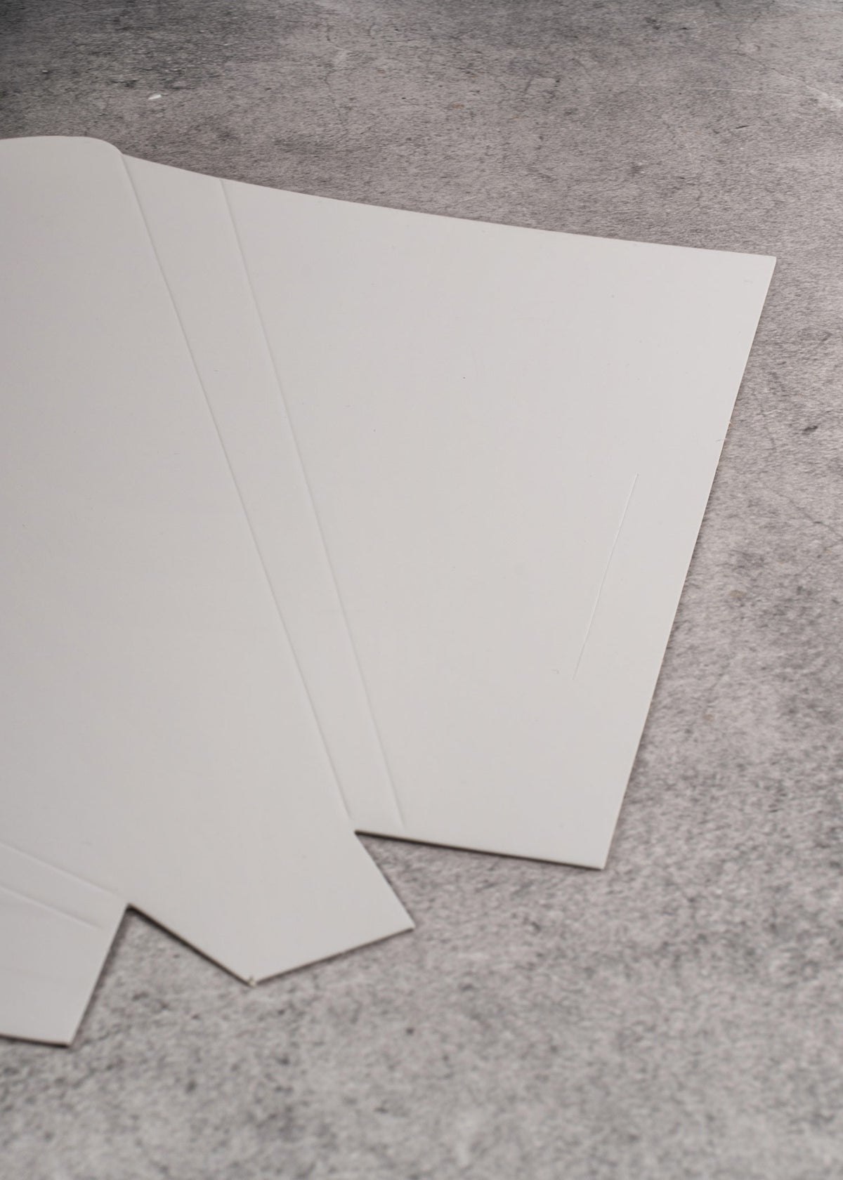 Cono para crepa desechable de papel blanco, porta crepas para llevar. Alto 1.4 cm, largo 23.2 cm, ancho 18 cm — imagen de producto