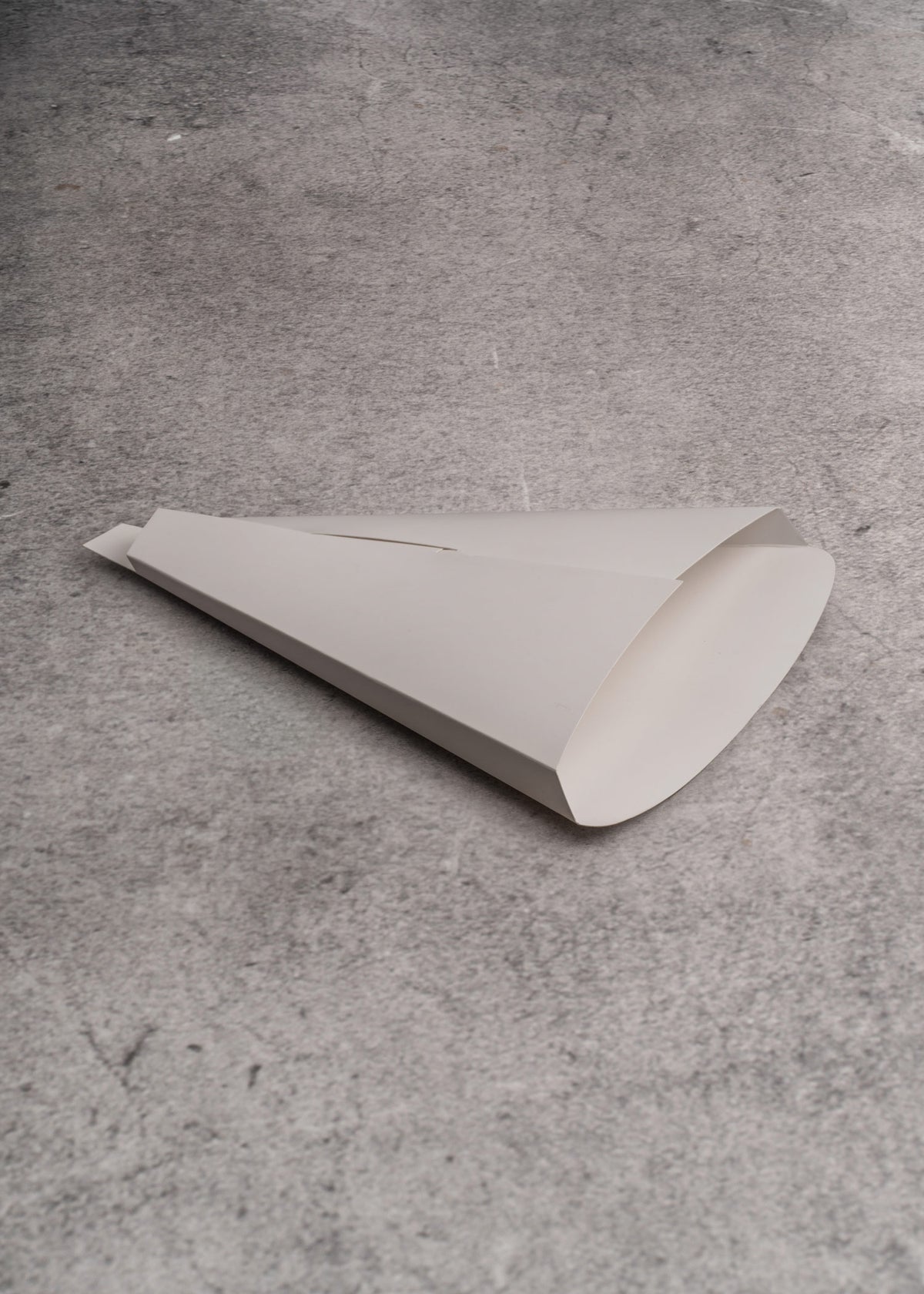 Cono para crepa desechable de papel blanco, porta crepas para llevar. Alto 1.4 cm, largo 23.2 cm, ancho 18 cm — imagen de producto