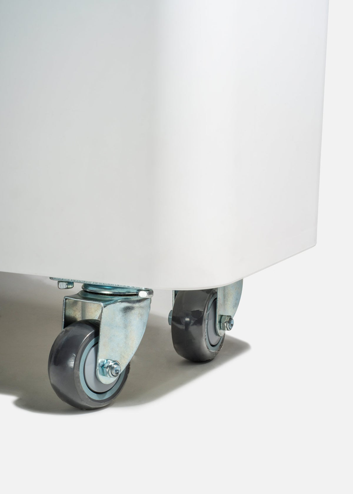 Contenedor para alimentos de plástico blanco con ruedas 81 L — imagen de producto
