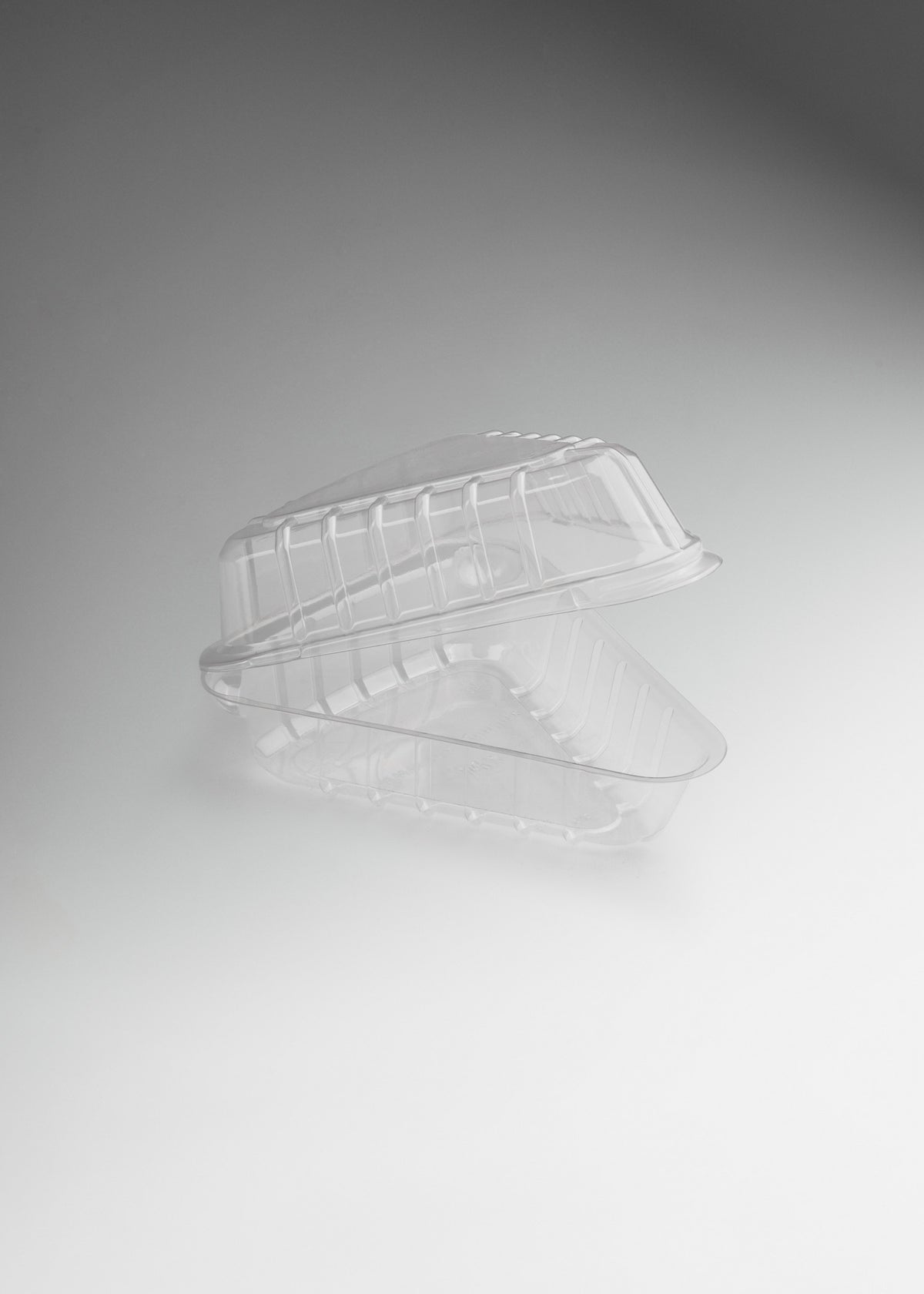 Contenedor para postre de pet triangular con bisagra 15x14x6 cm — imagen de producto