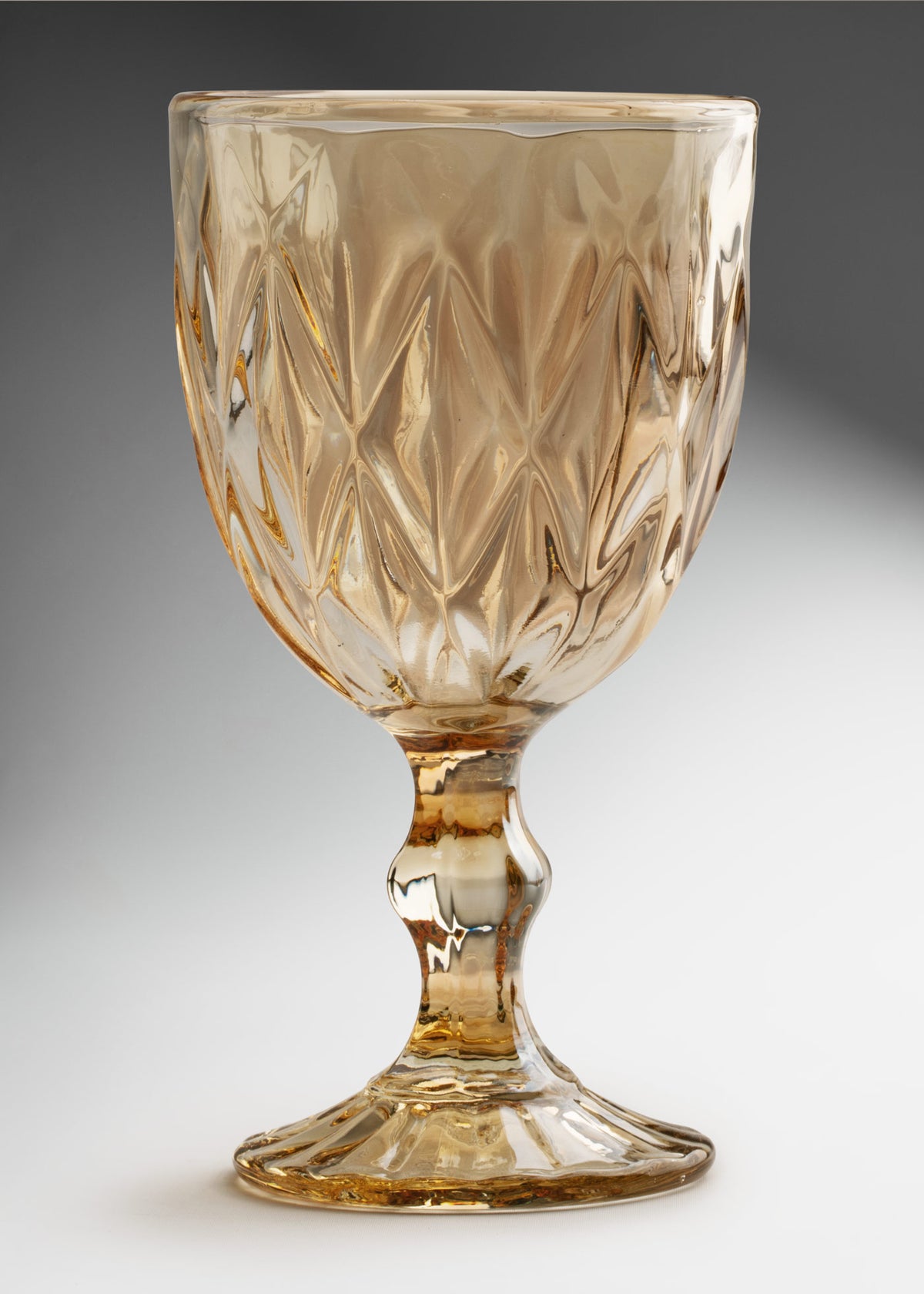 Copa de vidrio elegante para vino y coctelería dorada Diamond 325 ml — imagen de producto