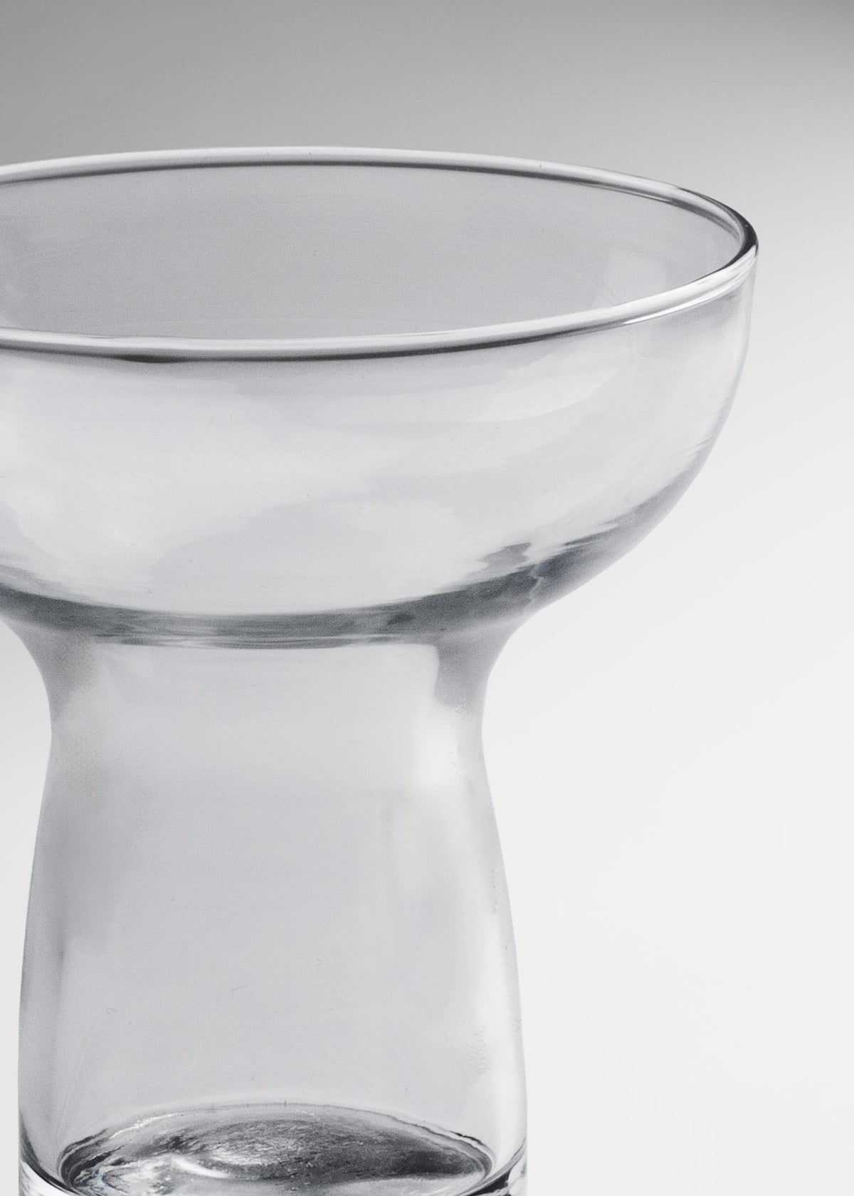 Vista frontal de la copa para cóctel Symbo de 303 ml