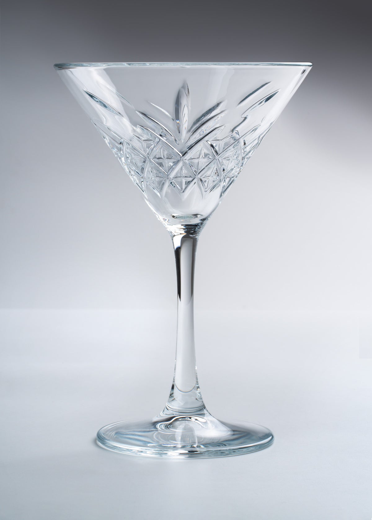 Copa de vidrio transparente para martini Timeless 230 ml — imagen de producto, vista 1