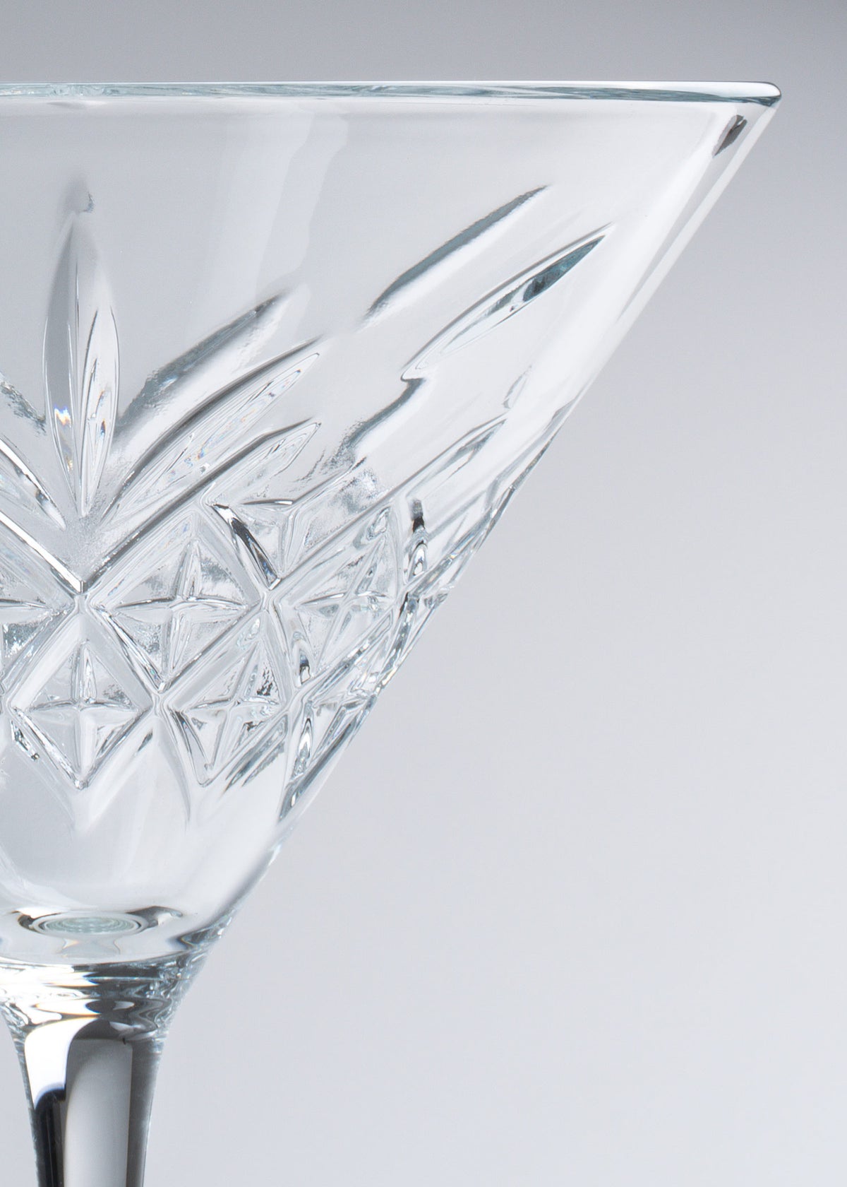 Copa de vidrio transparente para martini Timeless 230 ml — imagen de producto, vista 4