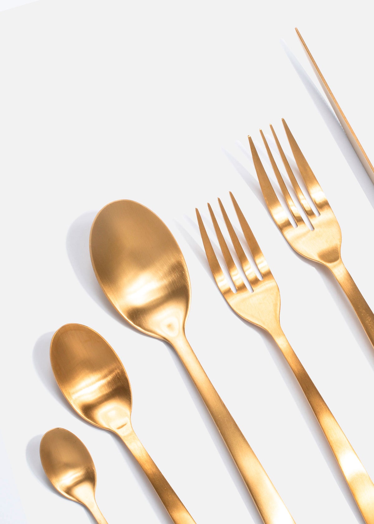 Cubiertos de mesa dorado mate Olimpo — imagen de producto, vista 2