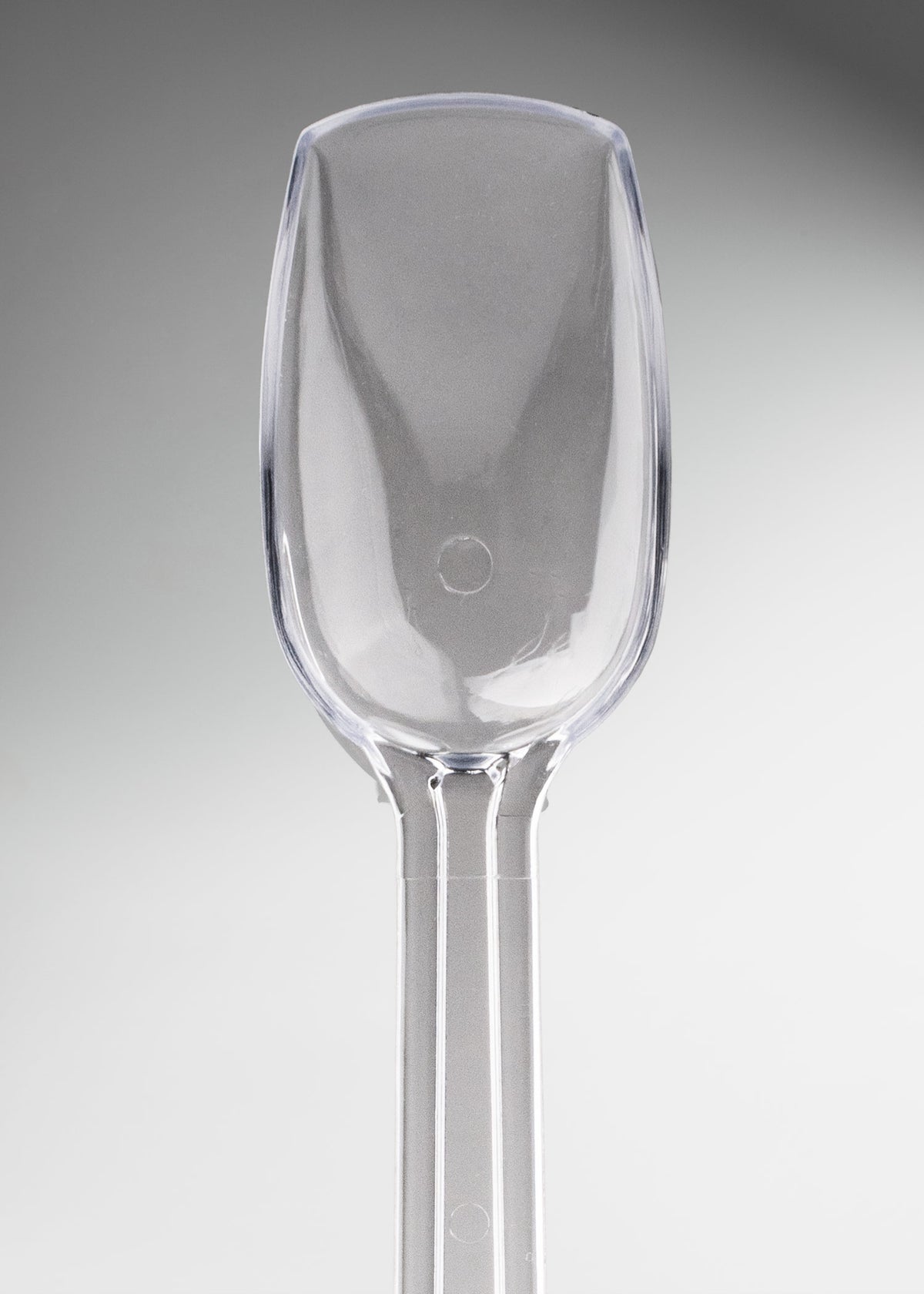 Uso profesional de Cuchara para ensalada de policarbonato transparente 10" en restaurantes, hoteles, buffets, barras de ensaladas y comedores industriales