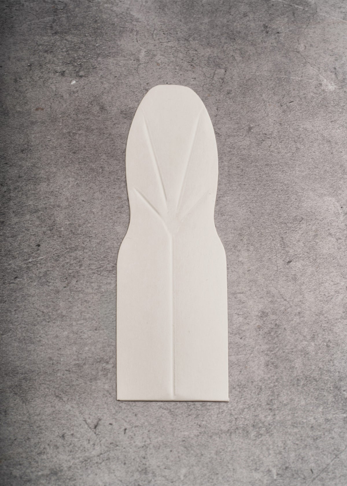 Cuchara nevera chica desechable de papel blanco para helado, postres y degustaciones. Alto .44 mm, largo 9 cm, ancho 3 cm — imagen de producto