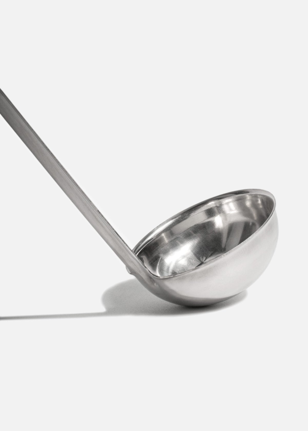 Cucharon para cocina de acero inoxidable plata Karu 4 oz — imagen de producto, vista 3