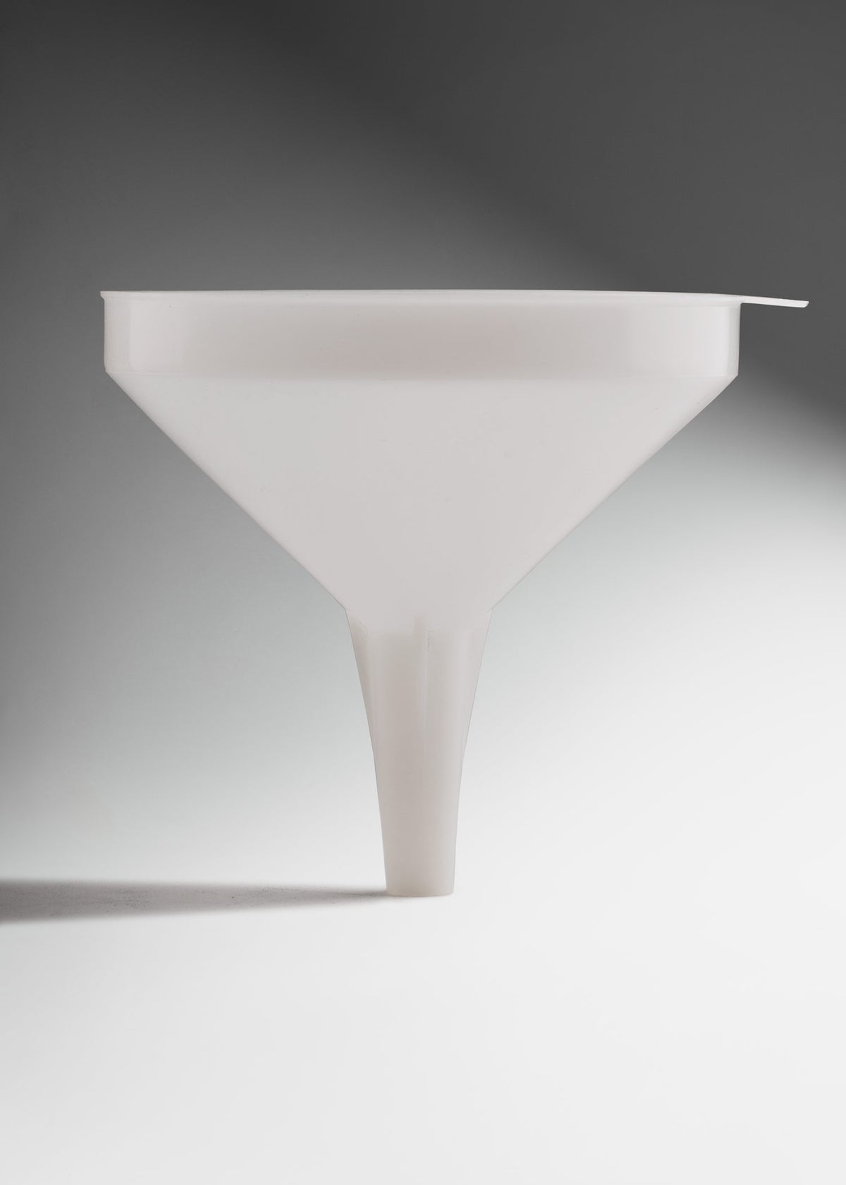 Embudo profesional para cocina de plástico (polietileno de alta densidad) grado alimenticio transparente cocina e industrial 6" — imagen de producto