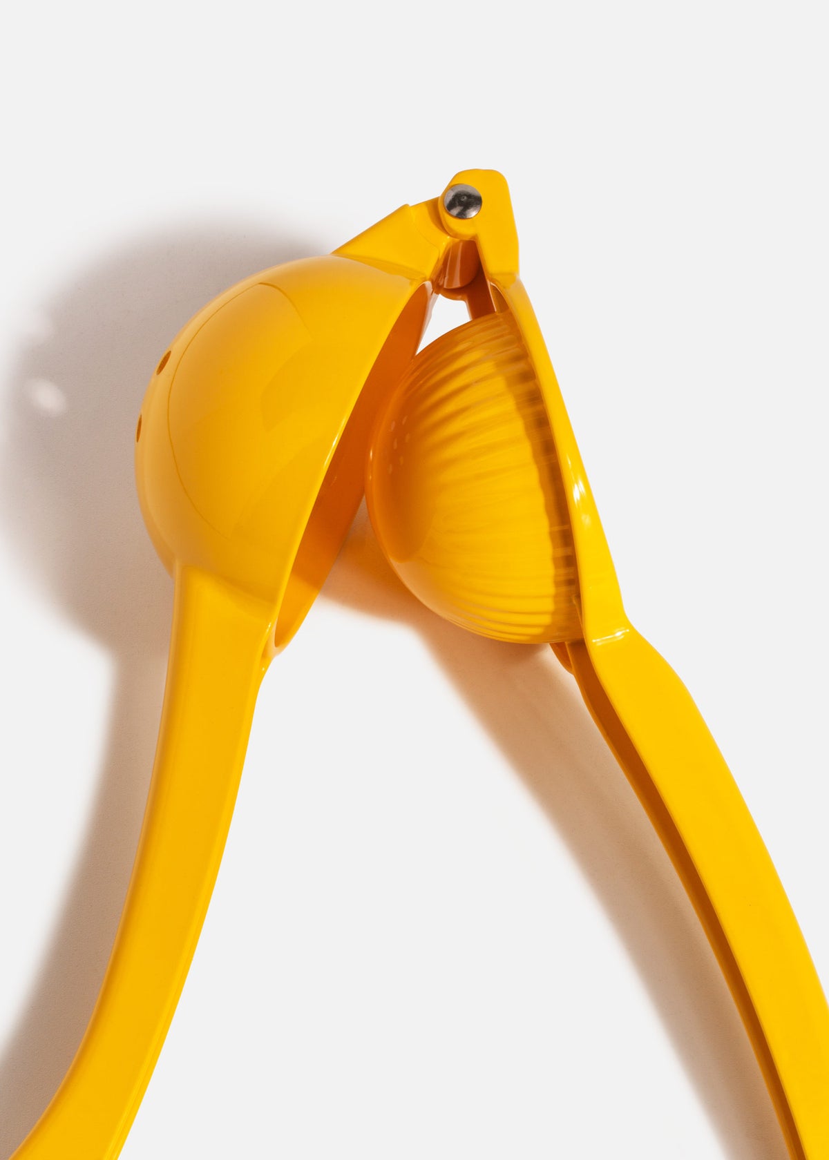 Exprimidor manual de limas amarillas de aluminio con recubrimiento grado alimenticio amarillo uso rudo 22.5x4.5 cm — imagen de producto