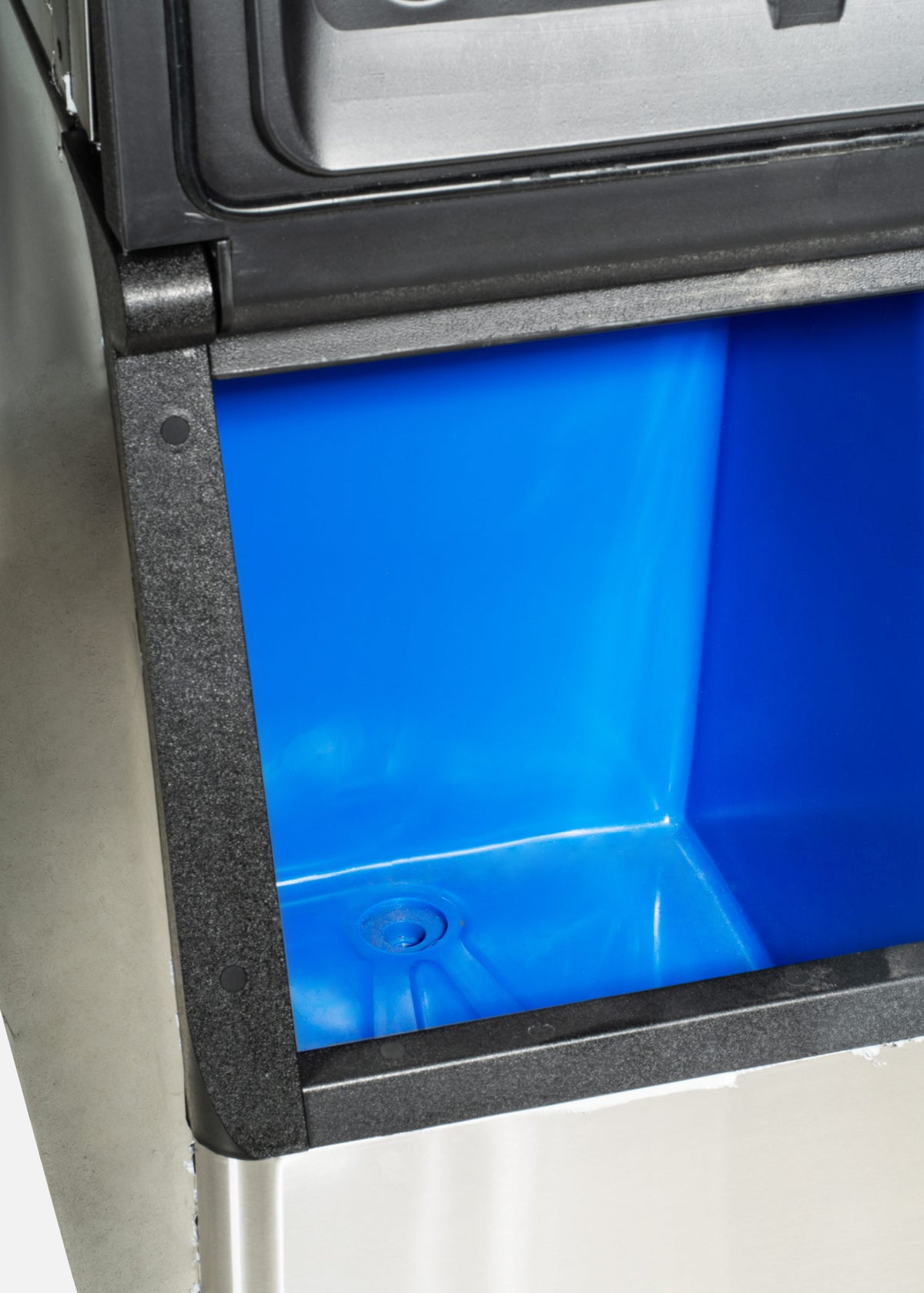 Fabrica de hielo eléctrica de acero inoxidable con capacidad de 160 kg por día. Largo 56 cm, ancho 65 cm, alto 457 cm. Cubo de hielo de 2.2 cm — imagen de producto