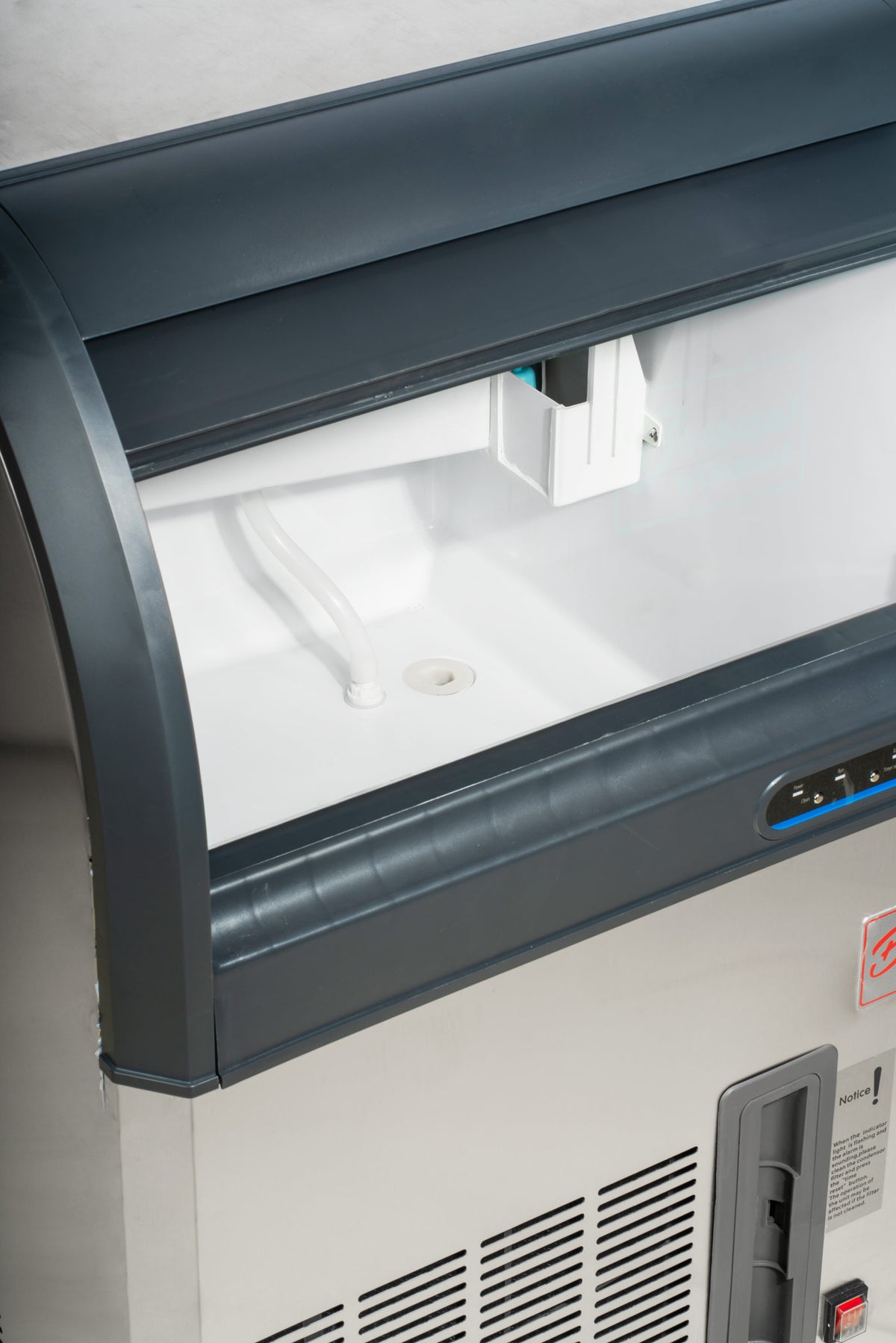 Fabrica de hielo eléctrica de acero inoxidable con capacidad de 60 kg por 24 hrs. Largo 66 cm, ancho 61 cm, alto 98 cm. Cubo de hielo de 2.2 cm — imagen de producto